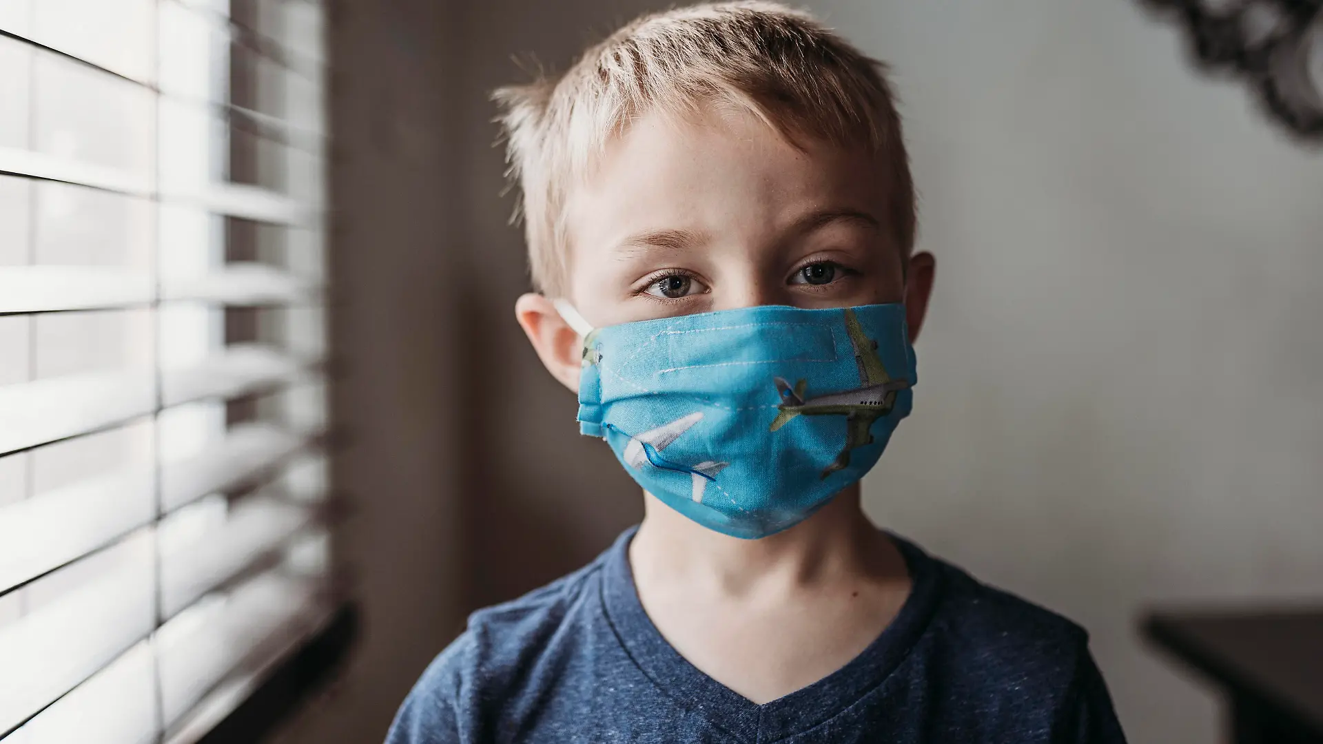 Portrait of young school aged boy with mask on with at home San Diego, CA, United States PUBLICATIONxINxGERxSUIxAUTxONLY CR_KESM200908-485892-01 ,model released, Symbolfoto