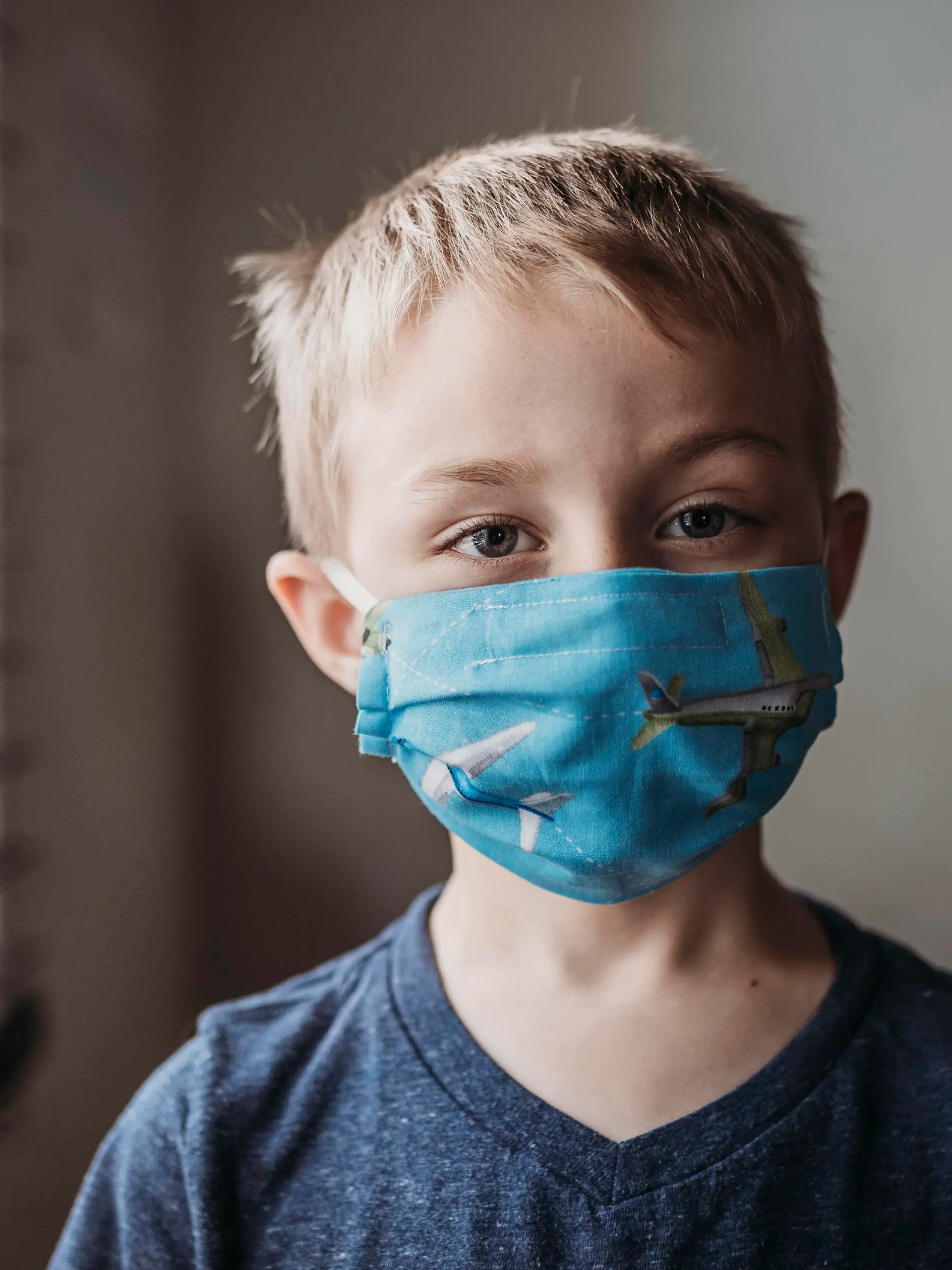  Portrait of young school aged boy with mask on with at home San Diego, CA, United States PUBLICATIONxINxGERxSUIxAUTxONLY CR_KESM200908-485892-01 ,model released, Symbolfoto