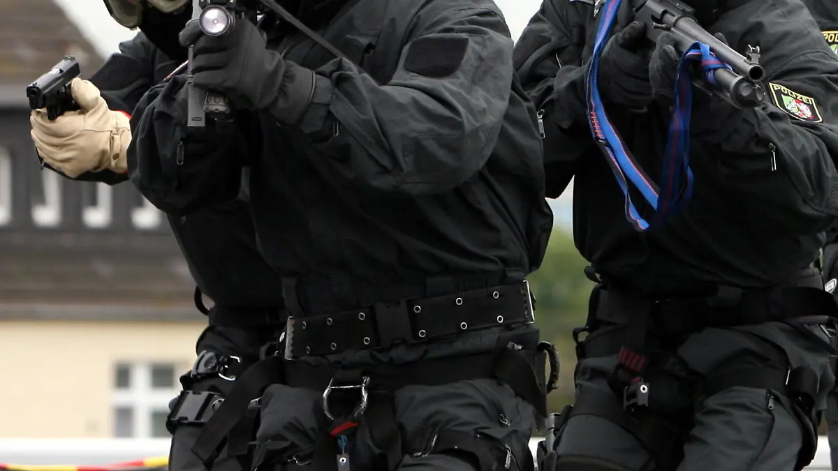ARCHIV - ILLUSTRATION - Beamte eines Spezialeinsatzkommandos (SEK) gehen am Freitag (05.09.2008). Im Schikane-Skandal bei Spezialkräften der KölnerPolizei hält das NRW-Innenministerium «dienstrechtliche Konsequenzen» für erforderlich. Zwar habe die Staatsanwaltschaft ihre Ermittlungen gegen zehn Mitglieder des Spezialeinsatzkommandos (SEK) eingestellt, weil verfolgbare Straftaten nicht vorliegen, hieß es in einem Bericht von Innenminister Jäger (SPD). Das Verhalten sei «losgelöst von der strafrechtlichen Relevanz aber eine Frage von Moral und Anstand und beamtenrechtlich in keiner Weise akzeptabel.» Foto: Franz-Peter Tschauner dpa/lnw +++(c) dpa - Bildfunk+++