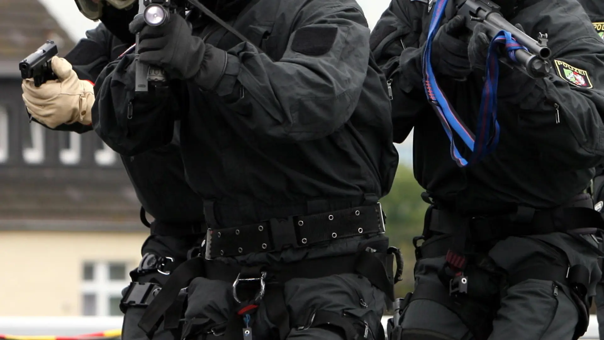 ARCHIV - ILLUSTRATION - Beamte eines Spezialeinsatzkommandos (SEK) gehen am Freitag (05.09.2008). Im Schikane-Skandal bei Spezialkräften der KölnerPolizei hält das NRW-Innenministerium «dienstrechtliche Konsequenzen» für erforderlich. Zwar habe die Staatsanwaltschaft ihre Ermittlungen gegen zehn Mitglieder des Spezialeinsatzkommandos (SEK) eingestellt, weil verfolgbare Straftaten nicht vorliegen, hieß es in einem Bericht von Innenminister Jäger (SPD). Das Verhalten sei «losgelöst von der strafrechtlichen Relevanz aber eine Frage von Moral und Anstand und beamtenrechtlich in keiner Weise akzeptabel.» Foto: Franz-Peter Tschauner dpa/lnw +++(c) dpa - Bildfunk+++