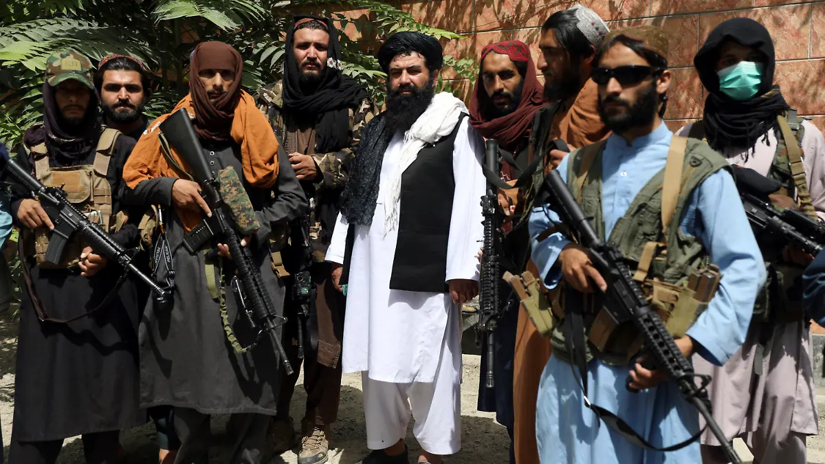 18.08.2021, Afghanistan, Kabul: Taliban-Kämpfer stehen wir ein Foto zusammen im Viertel Wazir Akbar Khan. Die Taliban versichten am Dienstag, 17.08.2021, dass die Sicherheit von Botschaften und der Stadt Kabul gewährleistet sei, auch setzten sie sich für die Rechte von Frauen im Rahmen der islamischen Scharia ein. Foto: Rahmat Gul/AP/dpa +++ dpa-Bildfunk +++