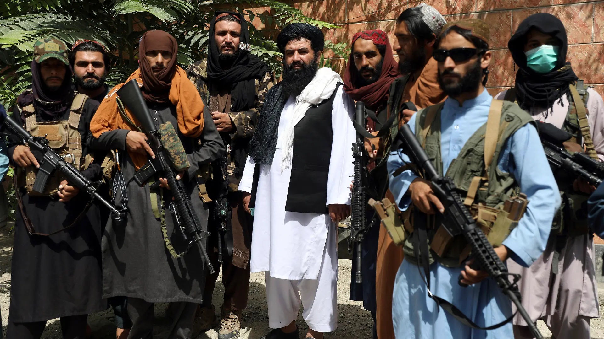 18.08.2021, Afghanistan, Kabul: Taliban-Kämpfer stehen wir ein Foto zusammen im Viertel Wazir Akbar Khan. Die Taliban versichten am Dienstag, 17.08.2021, dass die Sicherheit von Botschaften und der Stadt Kabul gewährleistet sei, auch setzten sie sich für die Rechte von Frauen im Rahmen der islamischen Scharia ein. Foto: Rahmat Gul/AP/dpa +++ dpa-Bildfunk +++