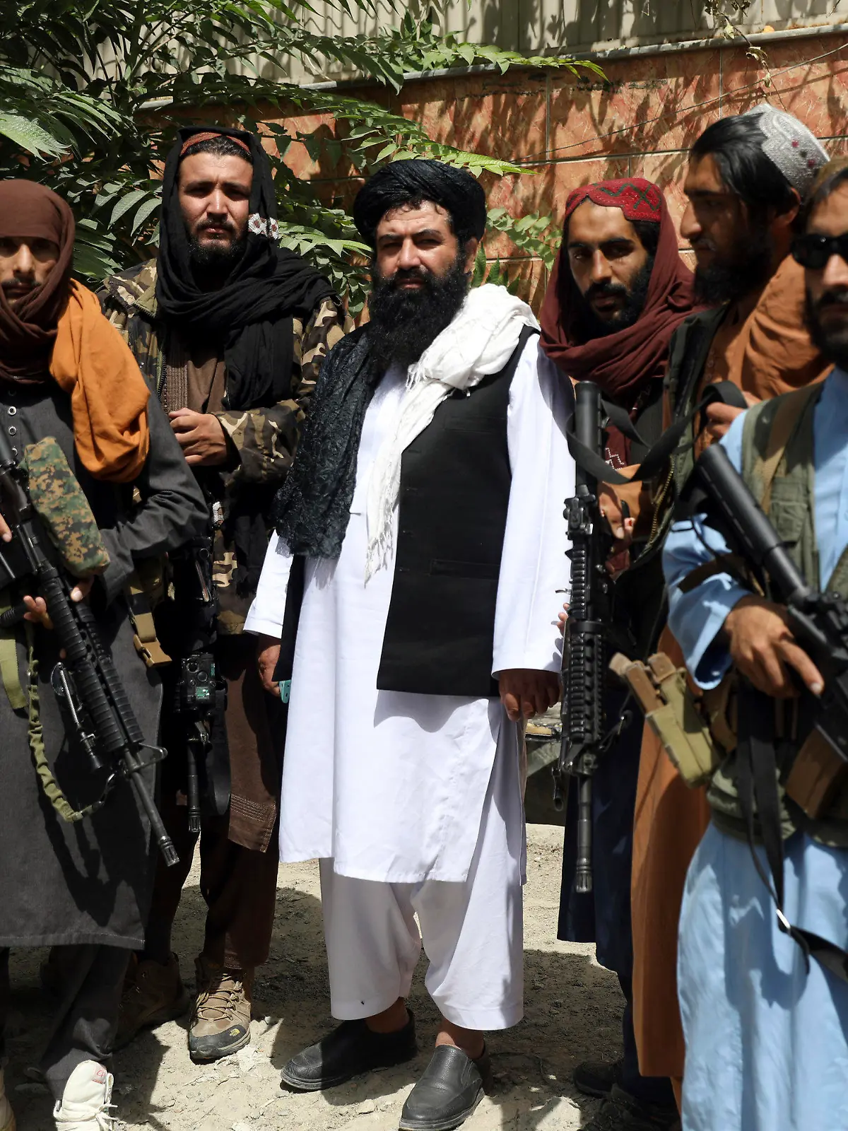 18.08.2021, Afghanistan, Kabul: Taliban-Kämpfer stehen wir ein Foto zusammen im Viertel Wazir Akbar Khan. Die Taliban versichten am Dienstag, 17.08.2021, dass die Sicherheit von Botschaften und der Stadt Kabul gewährleistet sei, auch setzten sie sich für die Rechte von Frauen im Rahmen der islamischen Scharia ein. Foto: Rahmat Gul/AP/dpa +++ dpa-Bildfunk +++