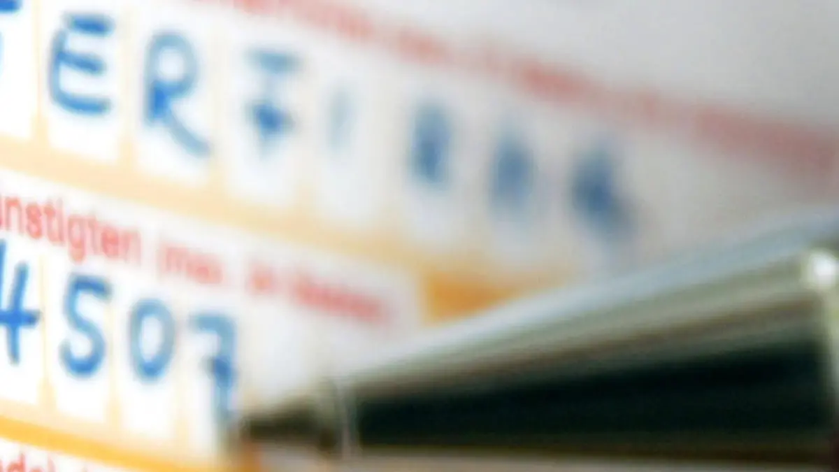 ARCHIV - Die Felder IBAN und BIC (SWIFT-Code) werden auf einem Formular für Auslandsüberweisungen ausgefüllt (Archivillustration vom 23.06.2009). Die Bundesregierung ist bemüht, die Empörung von Politikern und Datenschützern über US-Pläne zum weiteren Zugriff auf Bankdaten europäischer Kunden zu dämpfen. In Regierungskreisen hieß es, der Ball liege auf EU-Ebene. Vermutlich werde erst im Herbst über das weitere Verfahren entschieden. Nach einem Vorschlag der EU-Kommission sollen die USA im Kampf gegen Terrorismus auch dann noch Zugriff auf Daten des Finanzdienstleisters Swift haben, wenn dessen Hauptserver aus den USA nach Europa verlagert wird. Foto: Fredrik v. Erichsen (zu dpa 4193 vom 25.07.2009) +++(c) dpa - Bildfunk+++