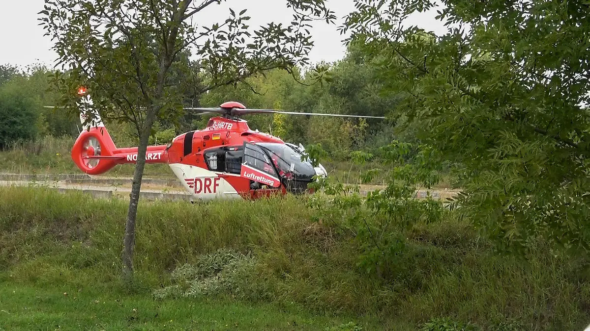 02.10.2020, Sachsen-Anhalt, Magdeburg: Ein Rettungshubschrauber steht am Neustädter See. Ein zwei Jahre altes Kind ist in Magdeburg bei einem Ausflug mit seiner Kita-Gruppe verschwunden und zunächst leblos in einem See gefunden worden. (zu dpa «Zweijähriger im Wasser gefunden - lebensbedrohlicher Zustand») Foto: Thomas Schulz/dpa-Zentralbild/dpa +++ dpa-Bildfunk +++