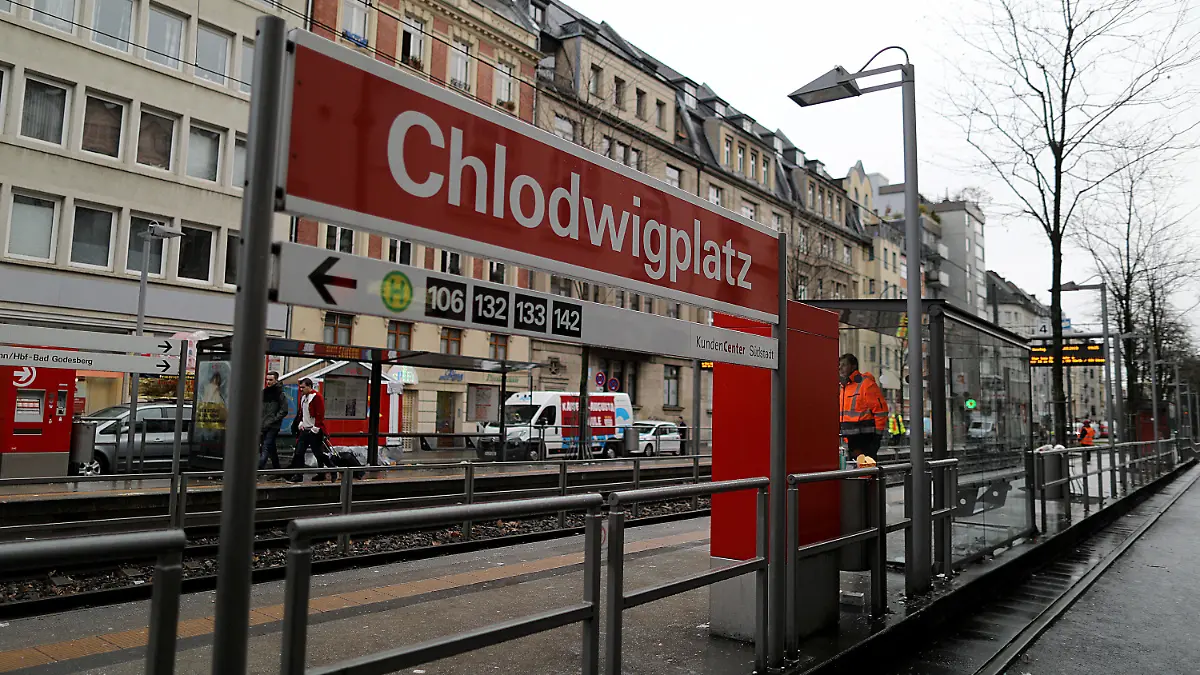 11.02.2018, Nordrhein-Westfalen, Köln: Ein Schild steht an der Haltestelle Chlodwigplatz. Nach der Tötung eines Polizisten in Köln hat die Polizei einen Verdächtigen festgenommen. Der 32-jährige Polizist war in der Nacht zum Samstag (10.02.2018) vor eine fahrende Straßenbahn gestoßen und so getötet worden. Foto: Oliver Berg/dpa +++ dpa-Bildfunk +++
