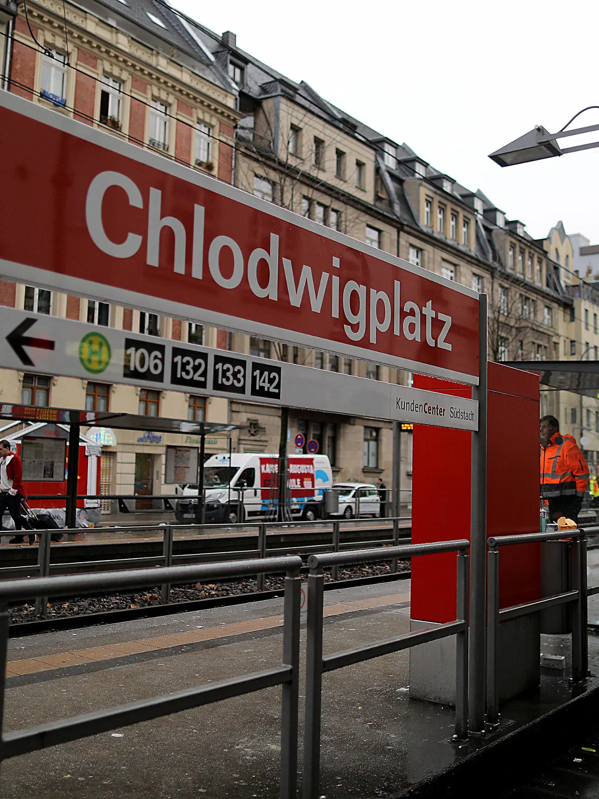 11.02.2018, Nordrhein-Westfalen, Köln: Ein Schild steht an der Haltestelle Chlodwigplatz. Nach der Tötung eines Polizisten in Köln hat die Polizei einen Verdächtigen festgenommen. Der 32-jährige Polizist war in der Nacht zum Samstag (10.02.2018) vor eine fahrende Straßenbahn gestoßen und so getötet worden. Foto: Oliver Berg/dpa +++ dpa-Bildfunk +++
