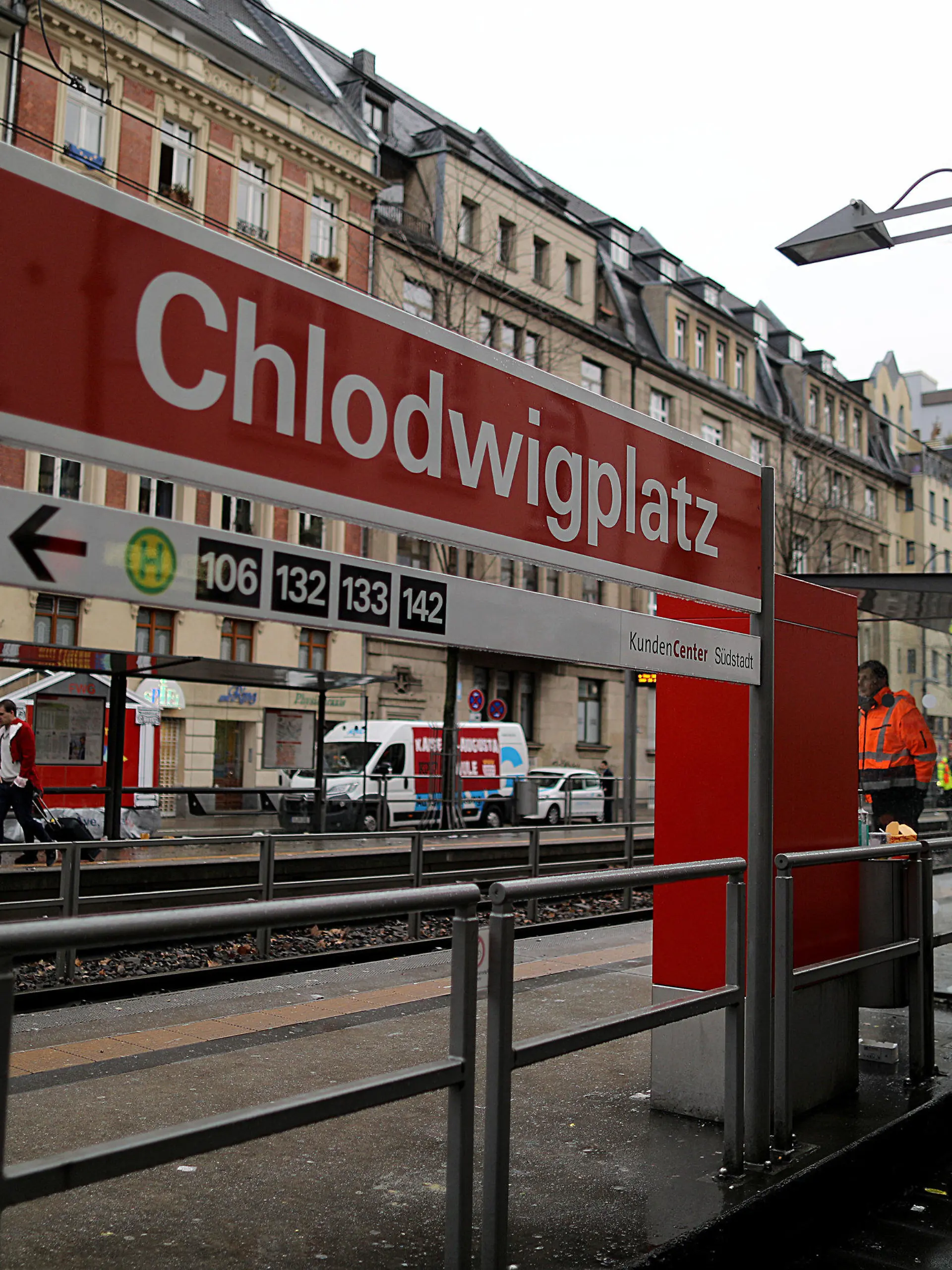 11.02.2018, Nordrhein-Westfalen, Köln: Ein Schild steht an der Haltestelle Chlodwigplatz. Nach der Tötung eines Polizisten in Köln hat die Polizei einen Verdächtigen festgenommen. Der 32-jährige Polizist war in der Nacht zum Samstag (10.02.2018) vor eine fahrende Straßenbahn gestoßen und so getötet worden. Foto: Oliver Berg/dpa +++ dpa-Bildfunk +++