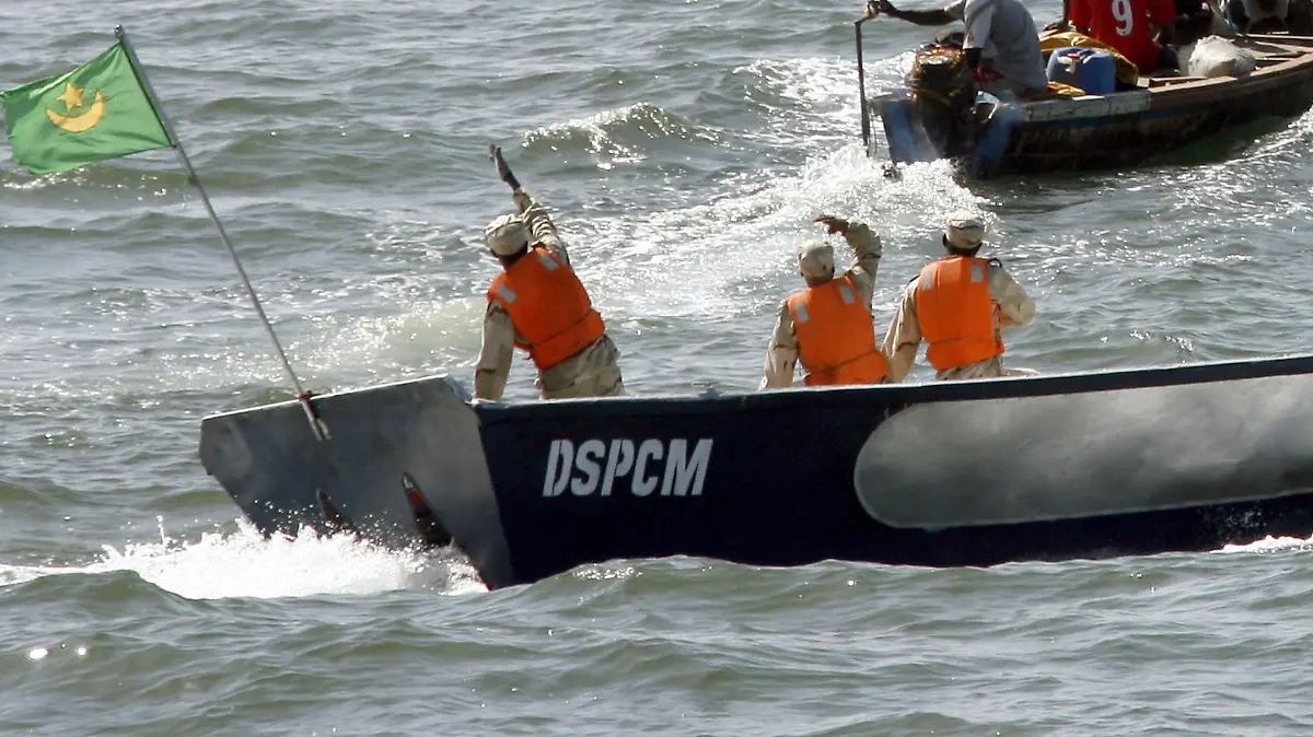 Mitarbeiter des Fischereiüberwachungsbehörde (vorn) demonstrieren am Donnerstag (15.11.2007) im Atlantik vor der Küste von Nouakchott in Mauretanien ihr Vorgehen gegen illegale Fischerei. Das deutsche Staatsoberhaupt Bundespräsident Horst Köhler und seine Frau Eva halten sich zu einem siebentägigen Staatsbesuch in Nordafrika auf und besuchen neben Algerien die Länder Mauretanien und Malta. Foto: Wolfgang Kumm dpa +++(c) dpa - Report+++