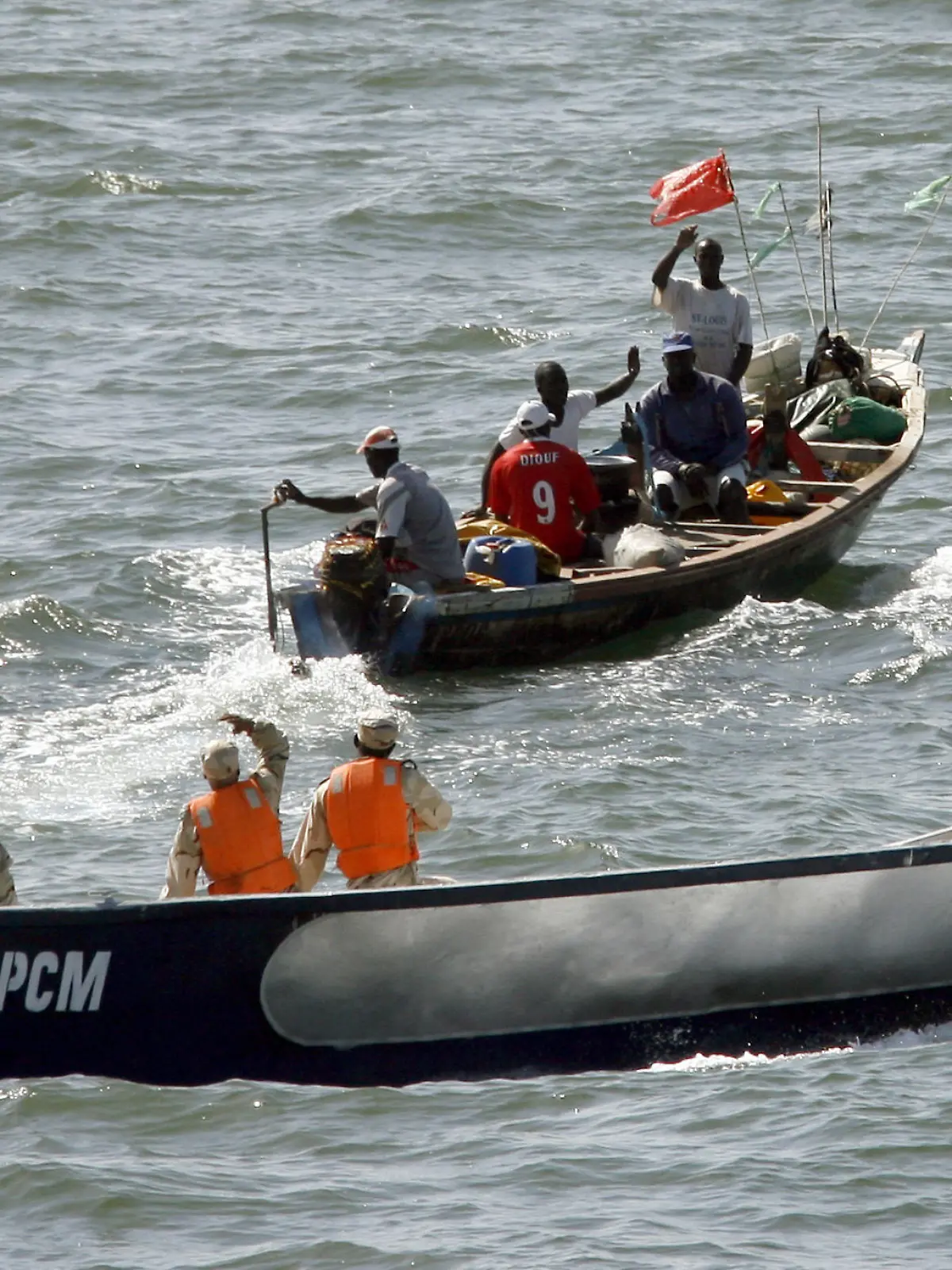 Mitarbeiter des Fischereiüberwachungsbehörde (vorn) demonstrieren am Donnerstag (15.11.2007) im Atlantik vor der Küste von Nouakchott in Mauretanien ihr Vorgehen gegen illegale Fischerei. Das deutsche Staatsoberhaupt Bundespräsident Horst Köhler und seine Frau Eva halten sich zu einem siebentägigen Staatsbesuch in Nordafrika auf und besuchen neben Algerien die Länder Mauretanien und Malta. Foto: Wolfgang Kumm dpa +++(c) dpa - Report+++