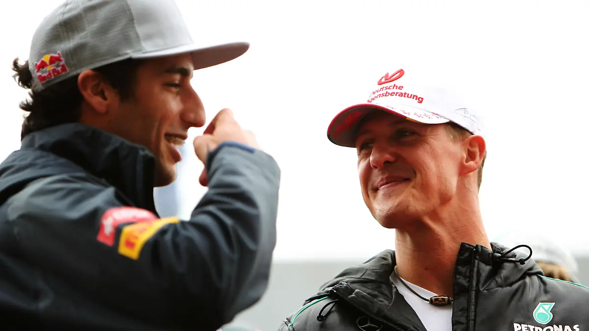 Formula One World Championship, WM, Weltmeisterschaft Rd16, Korean Grand Prix, Race, Korea International Circuit, Yeongam, South Korea, Sunday 14 October 2012. L to R: Daniel Ricciardo AUS Scuderia Toro Rosso and Michael Schumacher GER Mercedes AMG F1, on the drivers parade. Formula One World Championship, Rd16, Korean Grand Prix, Race, Korea International Circuit, Yeongam, South Korea, Sunday 14 October 2012. PUBLICATIONxINxGERxSUIxAUTxHUNxONLY ddr1214oc096