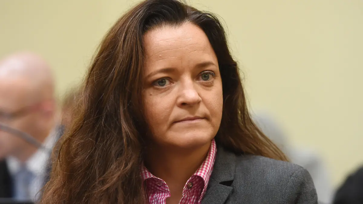 ARCHIV - 20.07.2016, Bayern, München: Die als Mittäterin bei den Verbrechen der rechtsextremen Terrorzelle «Nationalsozialistischer Untergrund» (NSU) angeklagte Beate Zschäpe sitzt im Gerichtssaal im Oberlandesgericht. Gut drei Jahre nach der Urteilsverkündung im NSU-Prozess äußert sich der Bundesgerichtshof (BGH) am 19. August zu den eingelegten Revisionen. Foto: picture alliance / dpa +++ dpa-Bildfunk +++