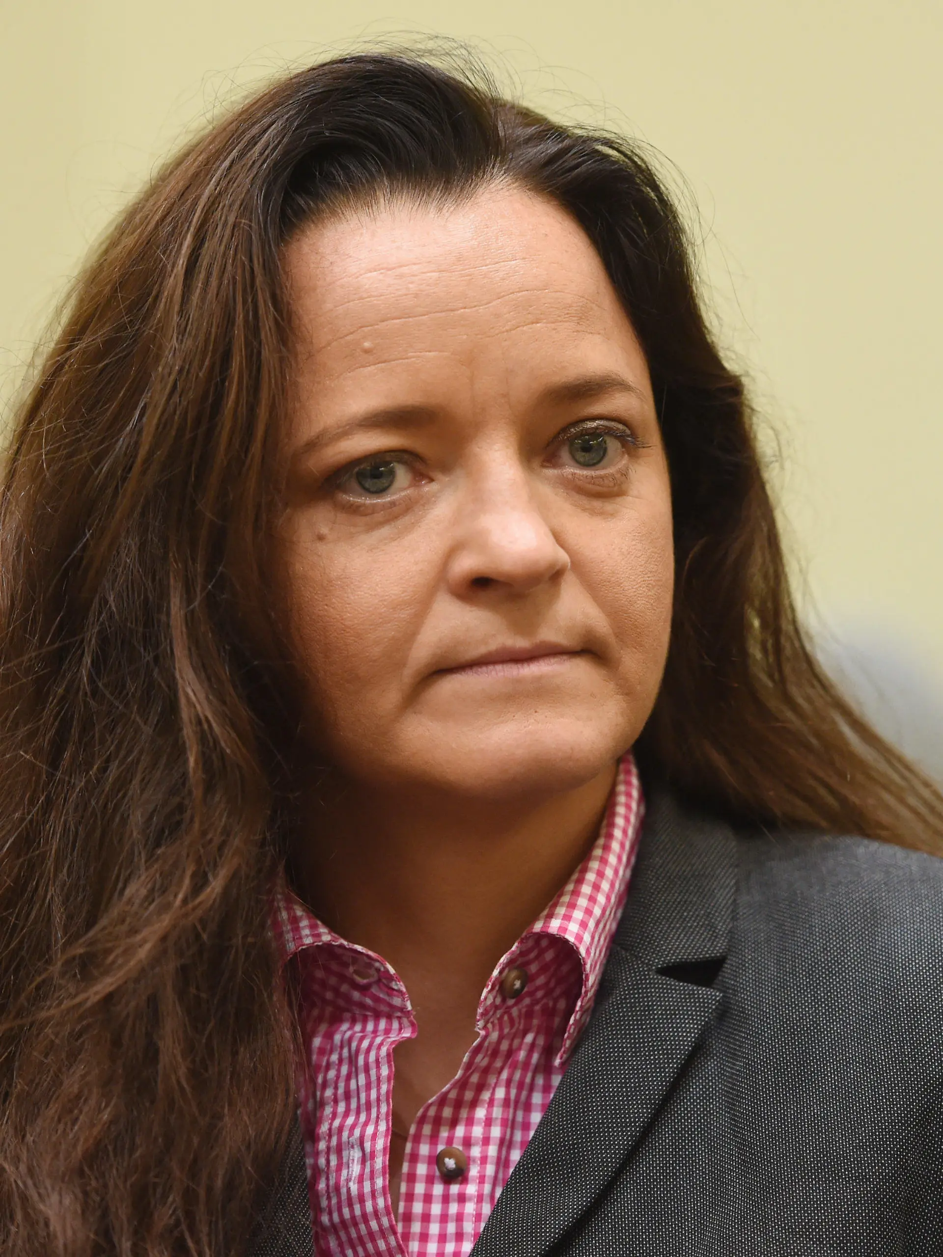ARCHIV - 20.07.2016, Bayern, München: Die als Mittäterin bei den Verbrechen der rechtsextremen Terrorzelle «Nationalsozialistischer Untergrund» (NSU) angeklagte Beate Zschäpe sitzt im Gerichtssaal im Oberlandesgericht. Gut drei Jahre nach der Urteilsverkündung im NSU-Prozess äußert sich der Bundesgerichtshof (BGH) am 19. August zu den eingelegten Revisionen. Foto: picture alliance / dpa +++ dpa-Bildfunk +++