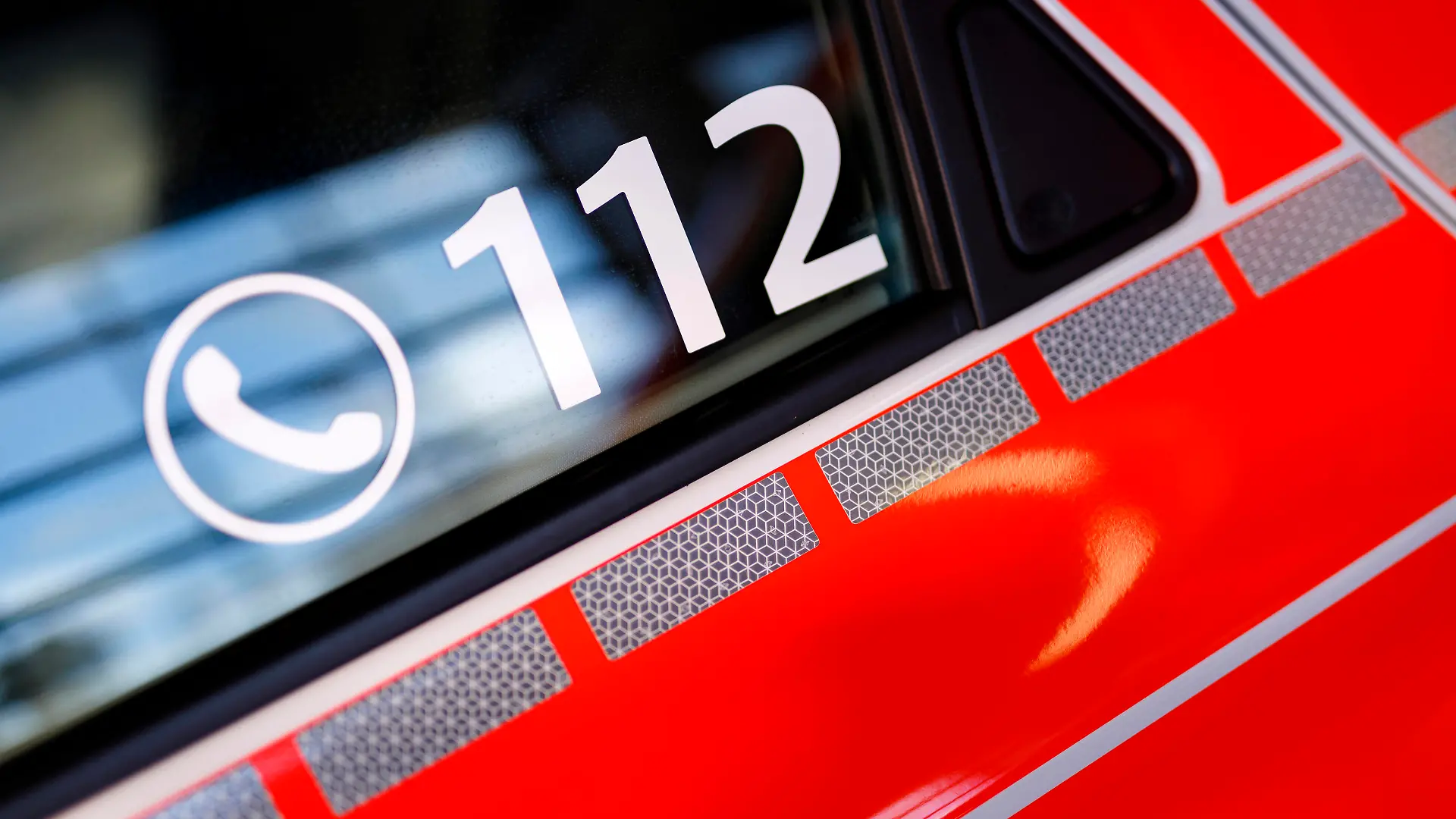 Rufnummer 112 auf einem Feuerwehrauto bei der Präsentation des neuen Logos der Feuerwehr Köln in der Feuerwache an der Gummersbacher Straße. Themenbild, Symbolbild Köln, 28.10.2020 *** Call 112 on a fire engine during the presentation of the new logo of the Cologne Fire Department in the fire station at Gummersbacher Straße Theme picture, symbol picture Cologne, 28 10 2020 Foto:xC.xHardtx/xFuturexImage