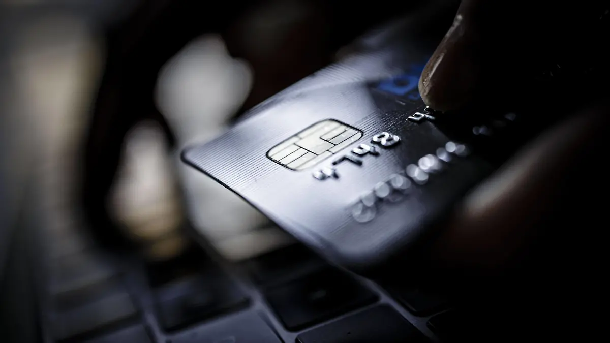 Symbolfoto zum Thema Bezahlen im Internet. Eine Kreditkarte vom Typ VISA Card wird neben einer Computertatstatur gehalten. Berlin, 02.02.2020. Berlin Deutschland *** Symbolic photo on the subject of payment on the Internet A credit card of the type VISA Card is held next to a computer keyboard Berlin, 02 02 2020 Berlin Germany PUBLICATIONxINxGERxSUIxAUTxONLY Copyright: xThomasxTrutschel/photothek.netx
