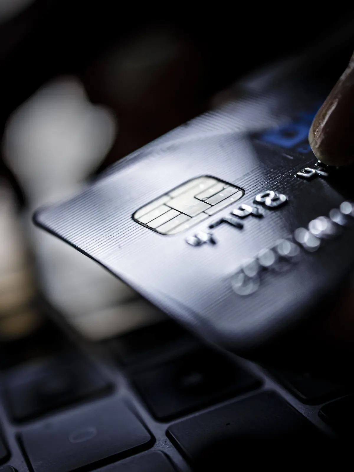  Symbolfoto zum Thema Bezahlen im Internet. Eine Kreditkarte vom Typ VISA Card wird neben einer Computertatstatur gehalten. Berlin, 02.02.2020. Berlin Deutschland *** Symbolic photo on the subject of payment on the Internet A credit card of the type VISA Card is held next to a computer keyboard Berlin, 02 02 2020 Berlin Germany PUBLICATIONxINxGERxSUIxAUTxONLY Copyright: xThomasxTrutschel/photothek.netx