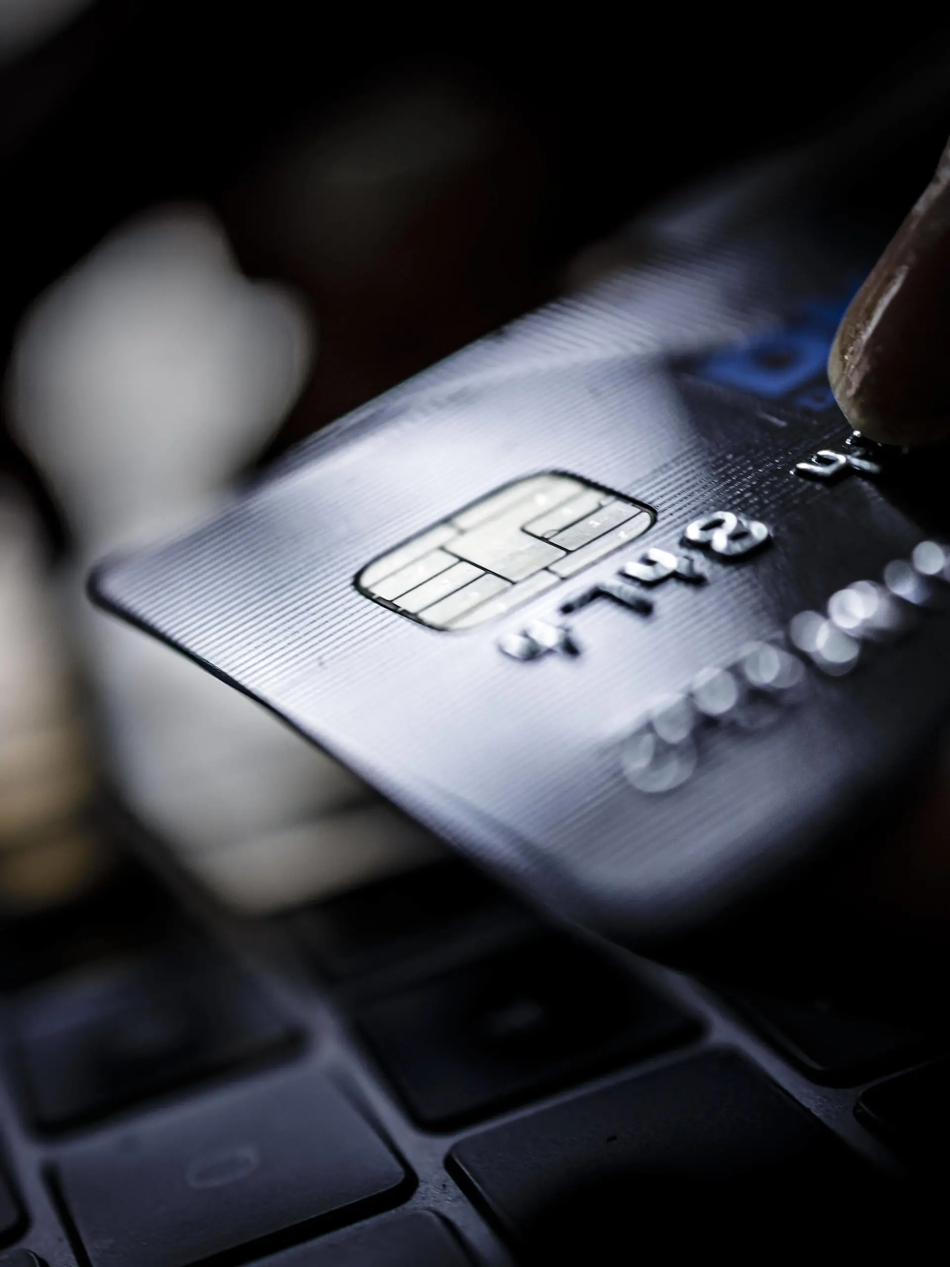  Symbolfoto zum Thema Bezahlen im Internet. Eine Kreditkarte vom Typ VISA Card wird neben einer Computertatstatur gehalten. Berlin, 02.02.2020. Berlin Deutschland *** Symbolic photo on the subject of payment on the Internet A credit card of the type VISA Card is held next to a computer keyboard Berlin, 02 02 2020 Berlin Germany PUBLICATIONxINxGERxSUIxAUTxONLY Copyright: xThomasxTrutschel/photothek.netx