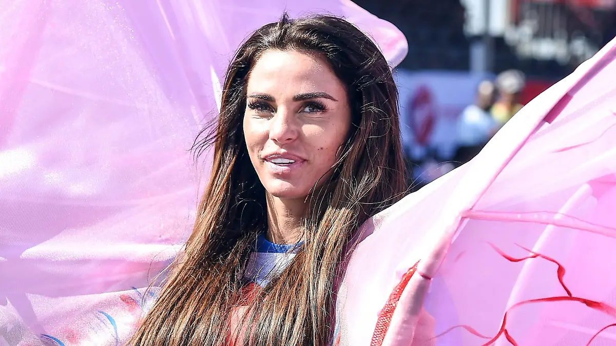Katie Price beim London Marathon . 22/04/2018. London, United Kingdom. London Marathon 2018. Katie Price, former glamour model and business woman crosses the London Marathon start line dressed as a pair of lungs. Price is raising money for the British Lung Foundation. PUBLICATIONxINxGERxSUIxAUTxHUNxONLY xPetexMaclainex/xi-Imagesx IIM-17578-0017