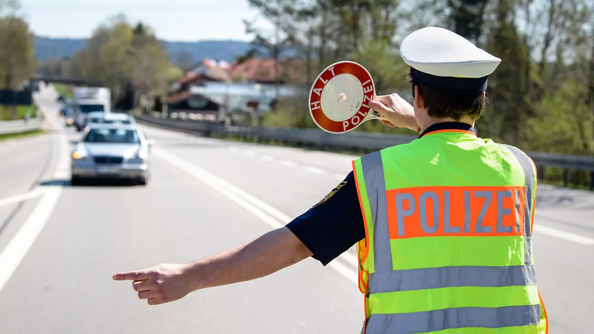 18.04.2018, Bayern, Wolfratshausen: Ein Polizist winkt ein Fahrzeug von der Bundesstraße zu einer Kontrollstelle der Polizei auf den Standstreifen. In mehreren Bundesländern führt die Polizei an diesem Tag beim Blitzmarathon über 24 Stunden vermehrt Geschwindigkeitskontrollen durch. Rund 1900 Polizisten werden bayernweit an 2000 Stellen die Geschwindigkeit messen und Raser aus dem Verkehr ziehen. Foto: Matthias Balk/dpa +++ dpa-Bildfunk +++