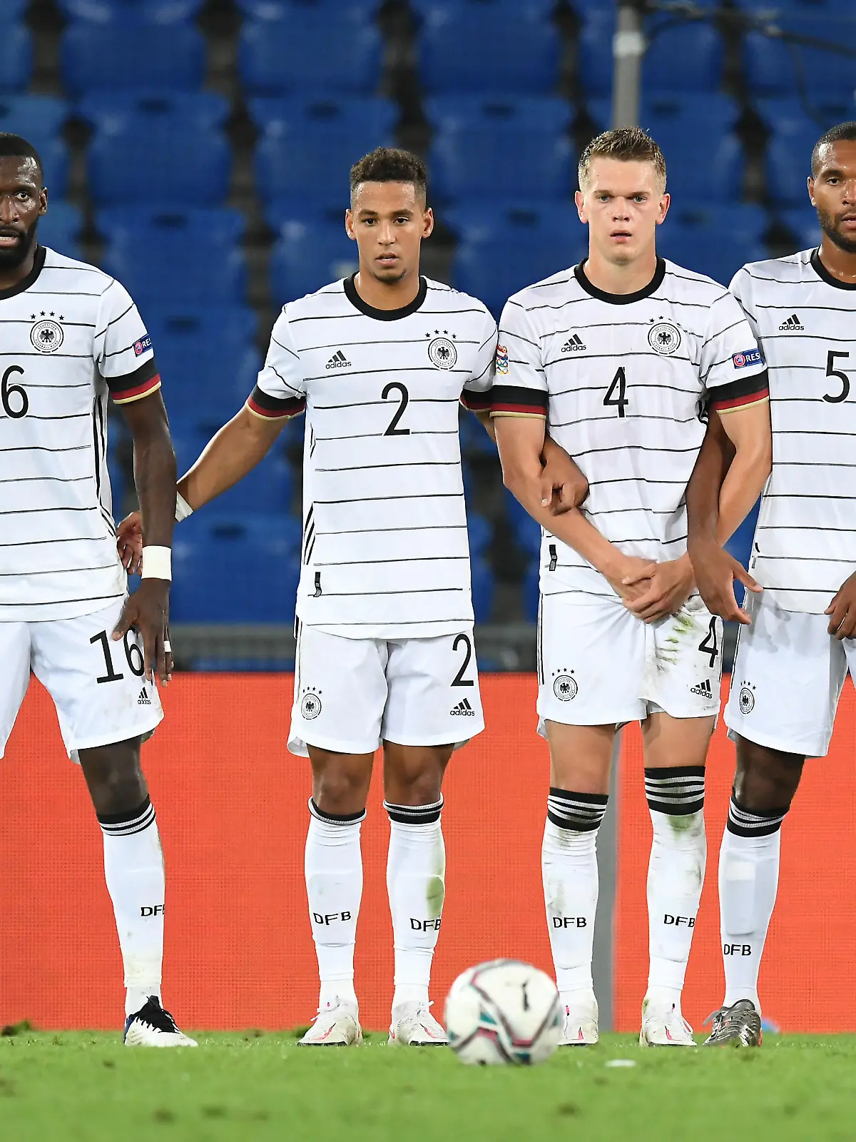 Antonio Ruediger (Deutschland), Thilo Kehrer (Deutschland), Matthias Ginter (Deutschland) und Jonathan Tah (Deutschland) bilden eine Mauer. Sport: Fussball: UEFA Nations League: 2. Spieltag: Schweiz - Deutschland, 06.09.2020 Foto: Markus Gilliar/GES/POOL