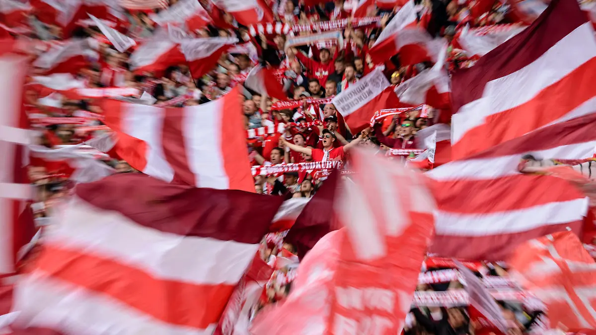 ARCHIV - 25.05.2019, Bayern, Berlin: Fußball: DFB-Pokal, RB Leipzig - Bayern München, Finale im Olympiastadion. Fans vom FC Bayern München schwenken ihre Fahnen und halten ihre Fanschals in die Höhe. Die Spiele im DFB-Pokal können mit Zuschauern ausgetragen werden. Das Präsidium des Deutschen Fußball-Bundes beschloss am Montag auf seiner Sitzung die dafür erforderlichen Ergänzungen in den Durchführungsbestimmungen zur DFB-Spielordnung, die auch für die 3. Liga und die Frauen-Bundesliga gelten. Foto: Matthias Balk/dpa +++ dpa-Bildfunk +++