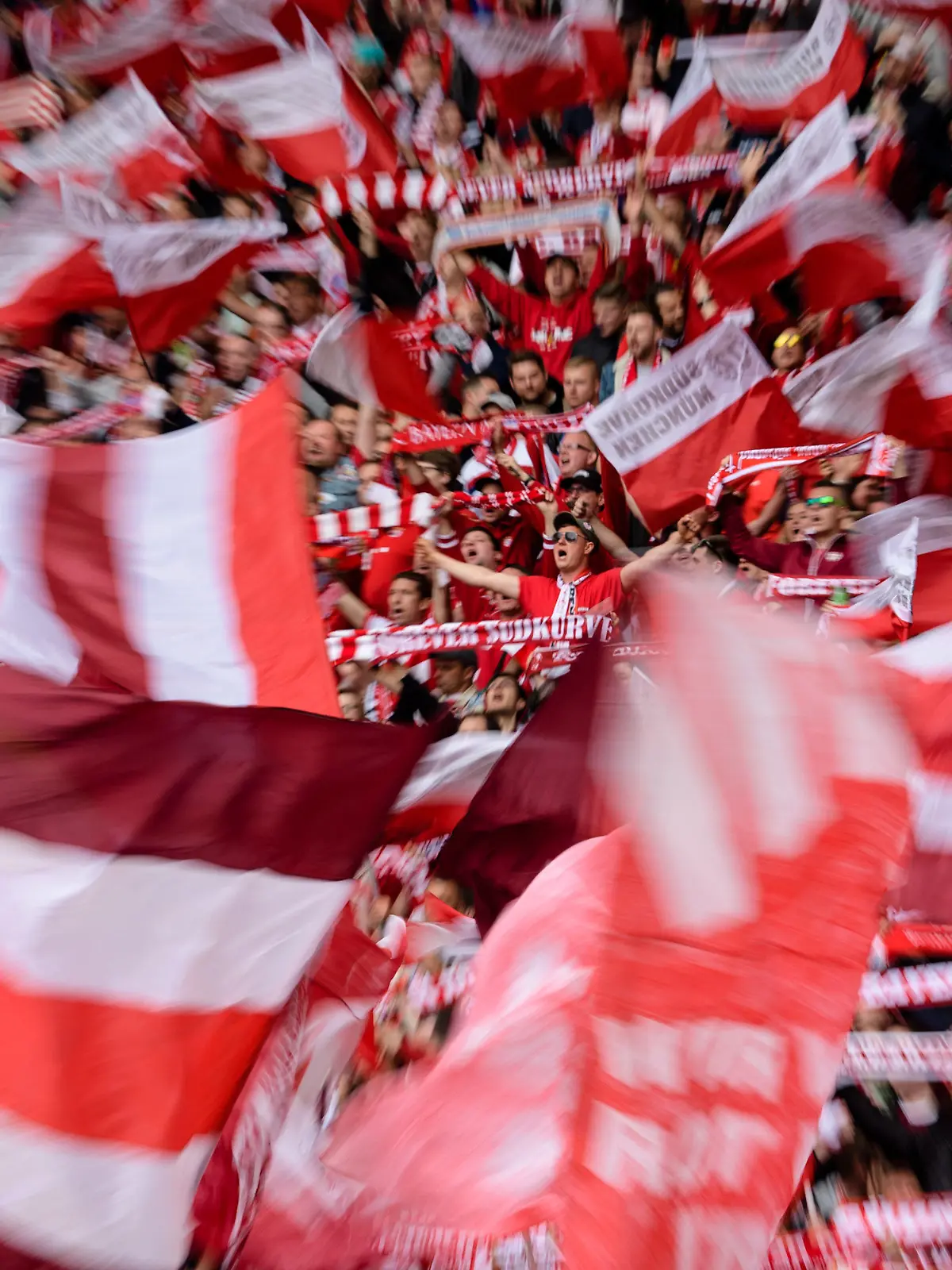 ARCHIV - 25.05.2019, Bayern, Berlin: Fußball: DFB-Pokal, RB Leipzig - Bayern München, Finale im Olympiastadion. Fans vom FC Bayern München schwenken ihre Fahnen und halten ihre Fanschals in die Höhe. Die Spiele im DFB-Pokal können mit Zuschauern ausgetragen werden. Das Präsidium des Deutschen Fußball-Bundes beschloss am Montag auf seiner Sitzung die dafür erforderlichen Ergänzungen in den Durchführungsbestimmungen zur DFB-Spielordnung, die auch für die 3. Liga und die Frauen-Bundesliga gelten. Foto: Matthias Balk/dpa +++ dpa-Bildfunk +++
