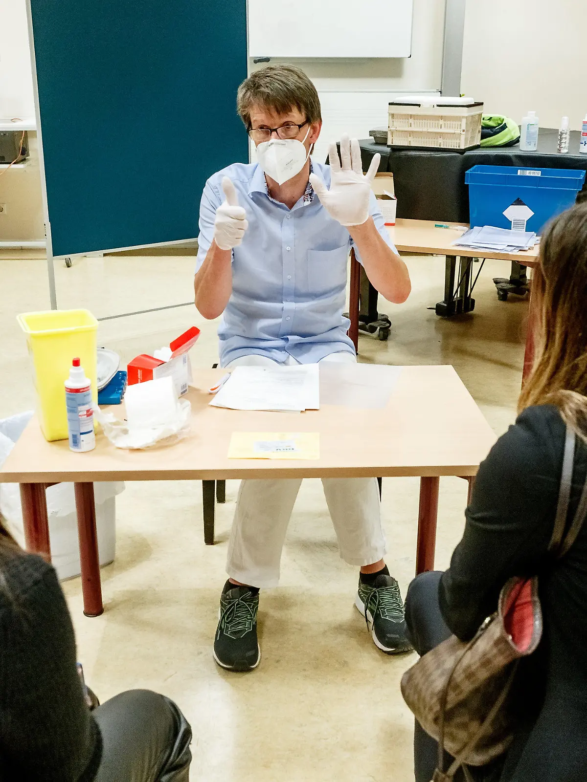 18.08.2021, Hamburg: Der Impfarzt Henning Kothe klärt eine 14-jährige Schülerin und deren Mutter vor dem Impfen in einer Schule über Risiken und mögliche Nebenwirkungen auf. Foto: Markus Scholz/dpa +++ dpa-Bildfunk +++