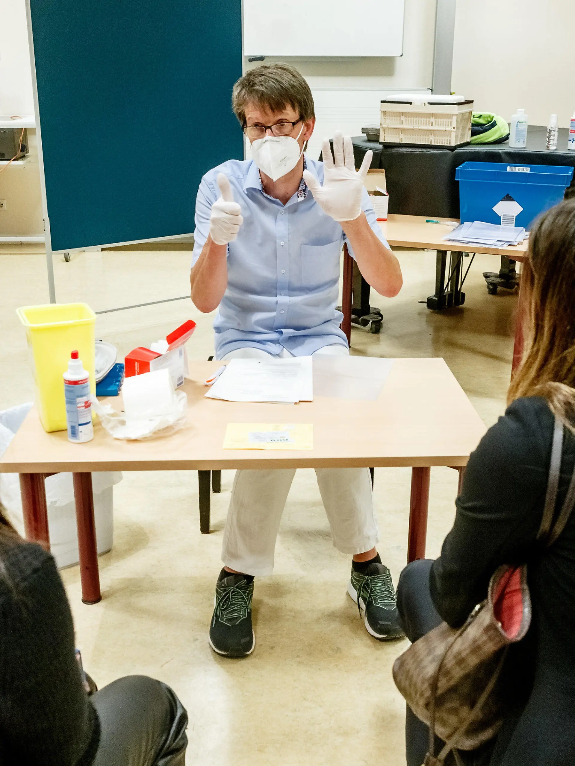 18.08.2021, Hamburg: Der Impfarzt Henning Kothe klärt eine 14-jährige Schülerin und deren Mutter vor dem Impfen in einer Schule über Risiken und mögliche Nebenwirkungen auf. Foto: Markus Scholz/dpa +++ dpa-Bildfunk +++