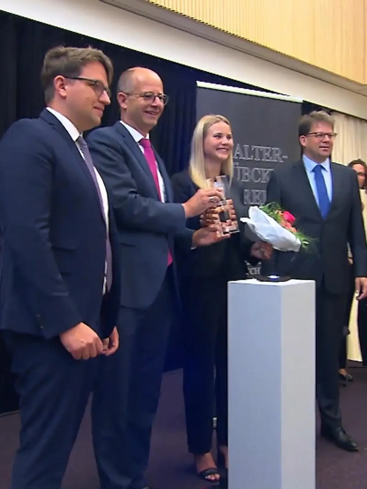 Menschlichkeit und Zusammenhalt - dafür stand Walter Lübcke und dafür steht der gleichnamige Preis.  Und den bekommt als erste Gewinnerin Marie Keßler. Die Simmershäuserin wurde Zeuge, wie ein Mann von drei anderen zusammen geschlagen und am Boden liegend blutig getreten wurde.