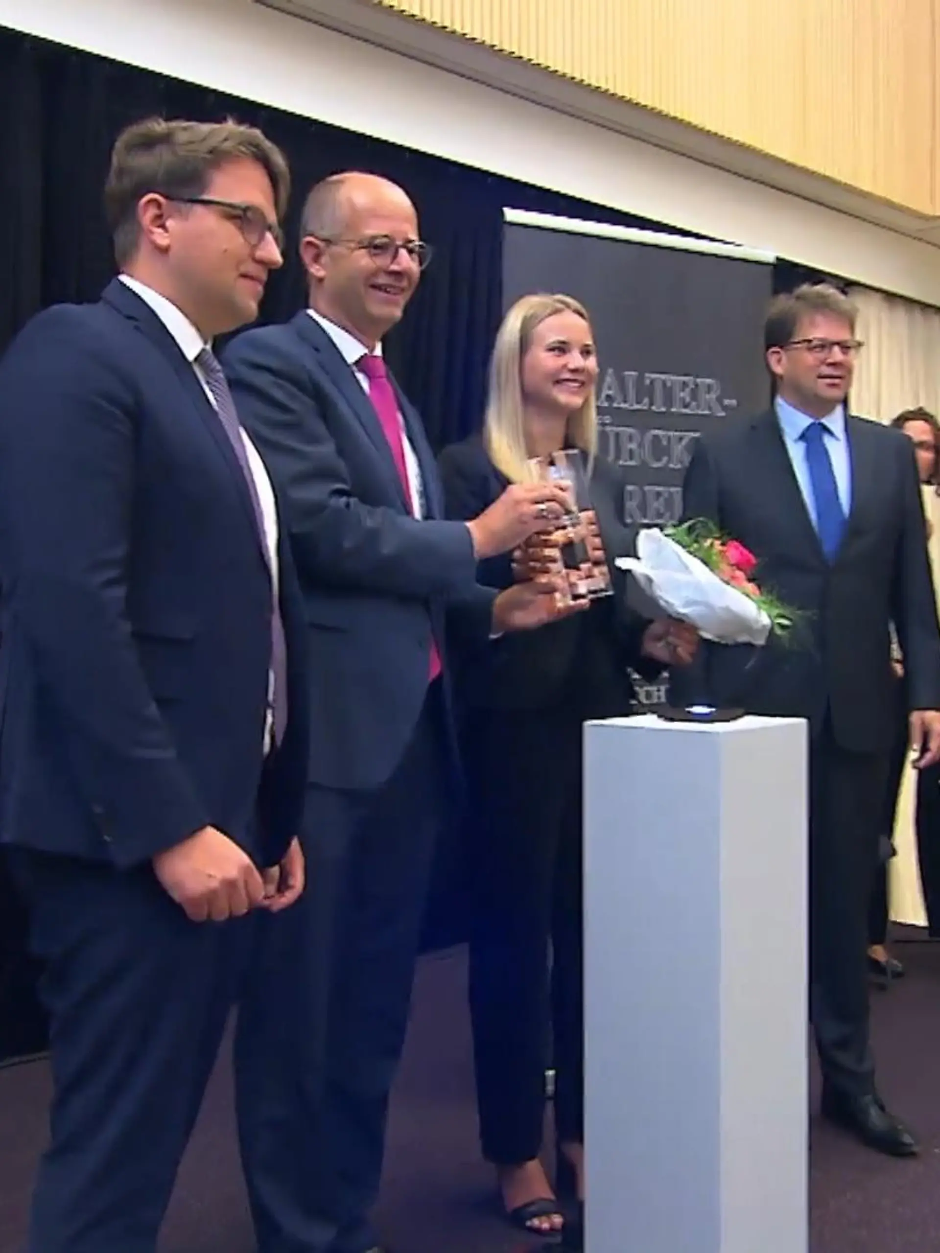 Menschlichkeit und Zusammenhalt - dafür stand Walter Lübcke und dafür steht der gleichnamige Preis.  Und den bekommt als erste Gewinnerin Marie Keßler. Die Simmershäuserin wurde Zeuge, wie ein Mann von drei anderen zusammen geschlagen und am Boden liegend blutig getreten wurde.