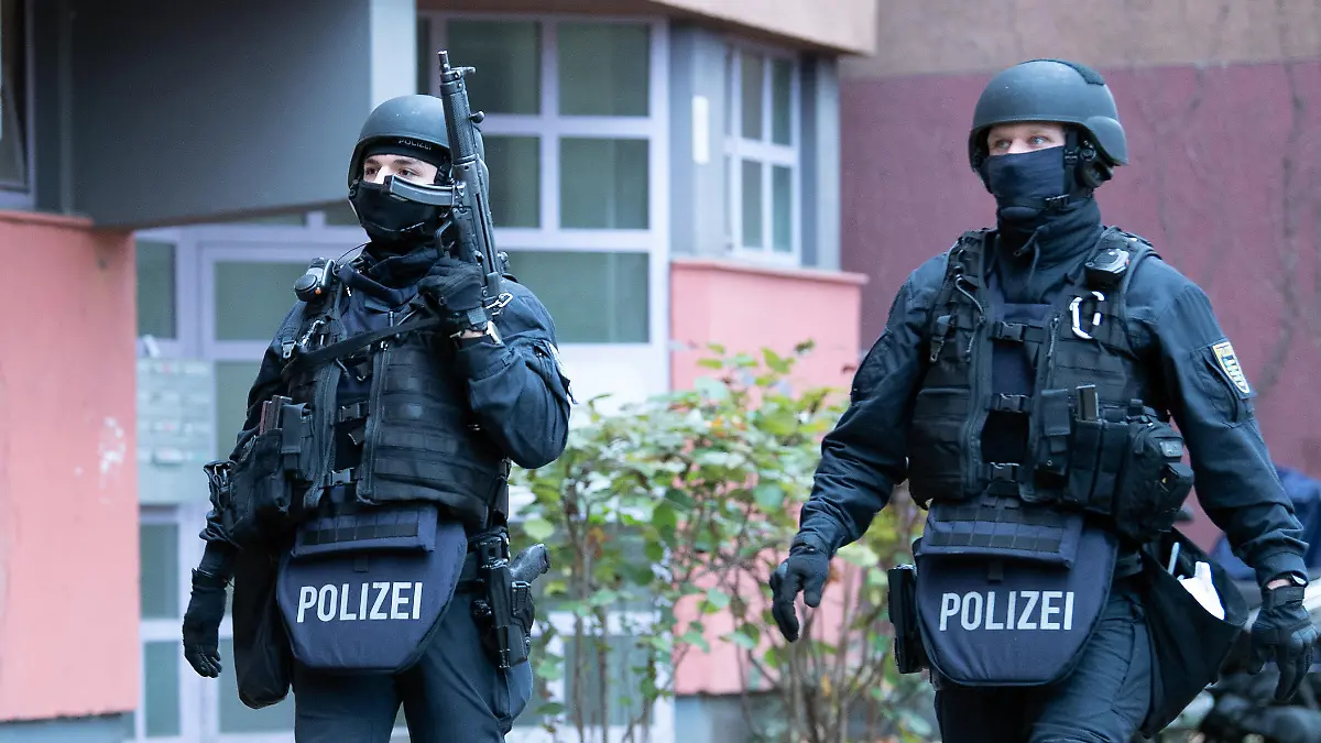 Polizeibeamte gehen zu einem Wohnhaus an der Gitschiner Straße. Knapp ein Jahr nach dem Kunstdiebstahl im Dresdner Grünen Gewölbe hat die Polizei am Dienstagmorgen in Berlin drei Tatverdächtige festgenommen. Seit dem Morgen wurden insgesamt 18 Objekte durchsucht.