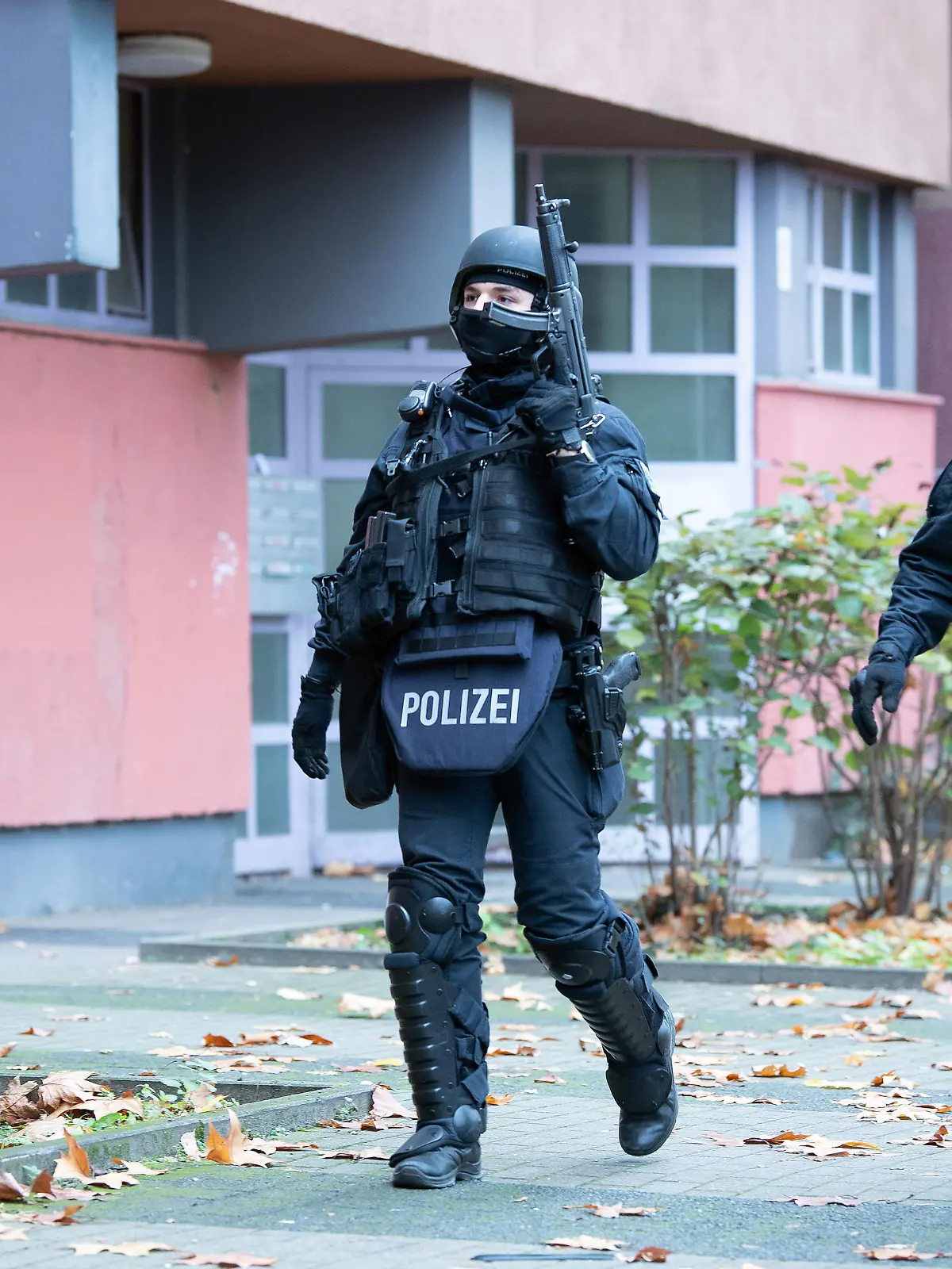Polizeibeamte gehen zu einem Wohnhaus an der Gitschiner Straße. Knapp ein Jahr nach dem Kunstdiebstahl im Dresdner Grünen Gewölbe hat die Polizei am Dienstagmorgen in Berlin drei Tatverdächtige festgenommen. Seit dem Morgen wurden insgesamt 18 Objekte durchsucht.