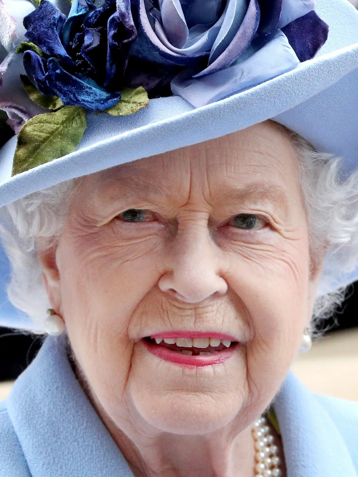ARCHIV - 18.06.2019, Großbritannien, Ascot: Die britische Königin Elizabeth II. lächelt bei ihrer Ankunft mit einer Kutsche beim Pferderennen Royal Ascot. (zu dpa "Queen zu 100 Jahren Nordirland: Versöhnung nicht selbstverständlich") Foto: Jonathan Brady/PA Wire/dpa - ACHTUNG: Nur zur redaktionellen Verwendung +++ dpa-Bildfunk +++