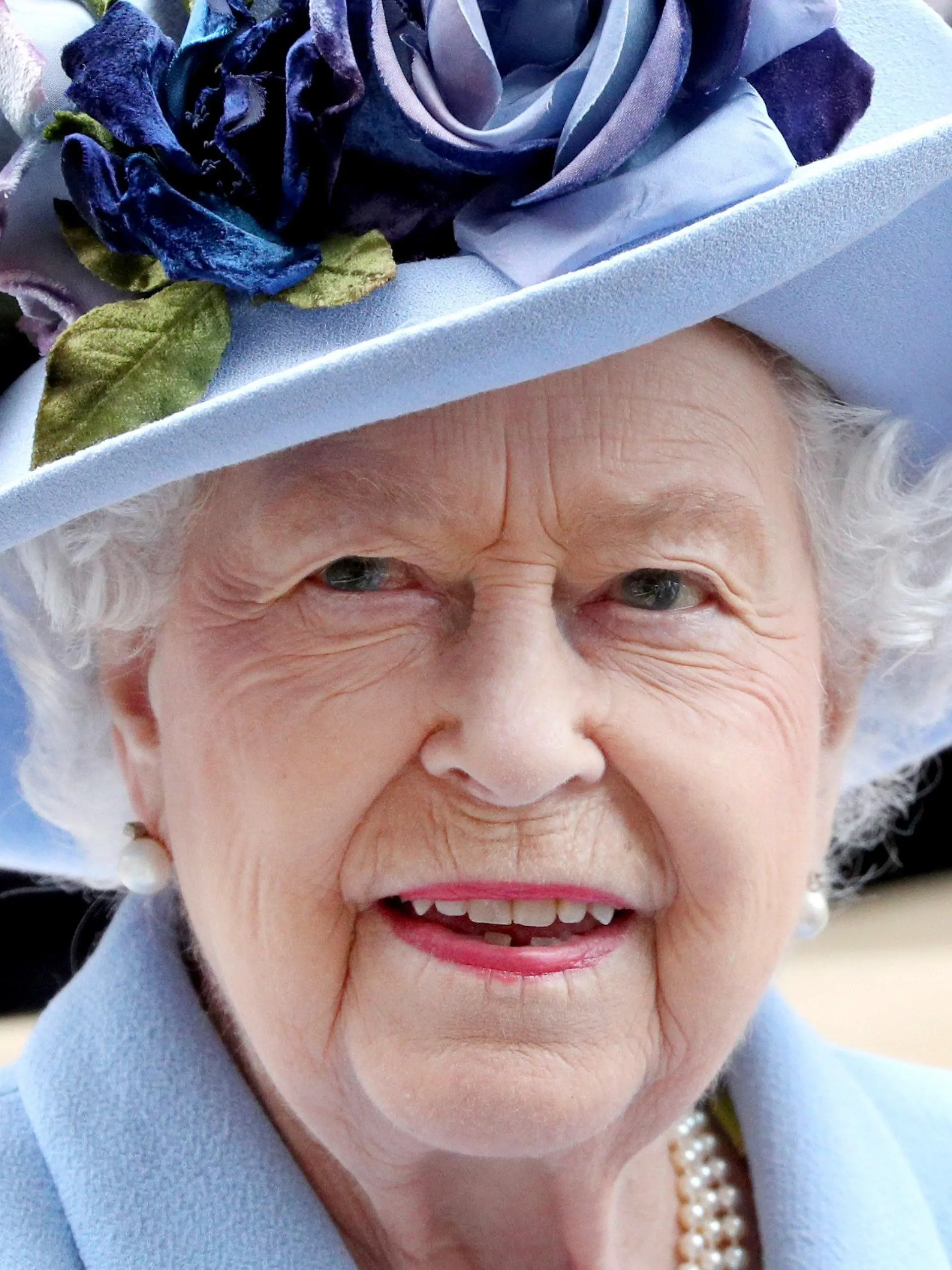 ARCHIV - 18.06.2019, Großbritannien, Ascot: Die britische Königin Elizabeth II. lächelt bei ihrer Ankunft mit einer Kutsche beim Pferderennen Royal Ascot. (zu dpa "Queen zu 100 Jahren Nordirland: Versöhnung nicht selbstverständlich") Foto: Jonathan Brady/PA Wire/dpa - ACHTUNG: Nur zur redaktionellen Verwendung +++ dpa-Bildfunk +++