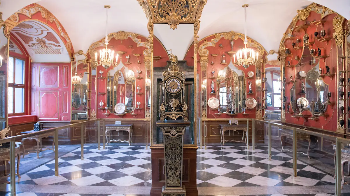 ARCHIV - 09.04.2019, Sachsen, Dresden: Das Weißsilberzimmer im Historischen Grünen Gewölbe im Dresdner Schloss der Staatlichen Kunstsammlungen Dresden (SKD). (zu "Einbruch in Dresdens Schatzkammer Grünes Gewölbe") Foto: Sebastian Kahnert/zb/dpa +++ dpa-Bildfunk +++