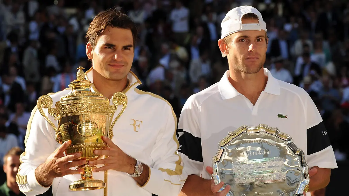Roger Federer of Switzerland (l) with the championship trophy following his victory over Andy Roddick of the US (R) in their men's singles final match for the Wimbledon Championships at the All England Lawn Tennis Club, in London, Britain, 05 July 2009. EPA/GERRY PENNY +++(c) dpa - Bildfunk+++