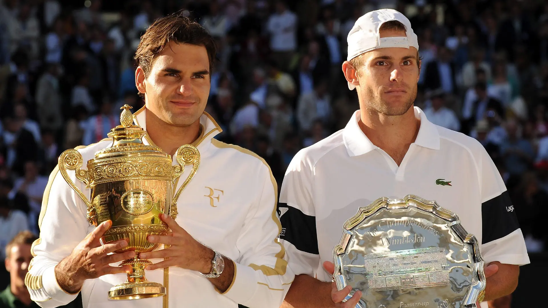 Roger Federer of Switzerland (l) with the championship trophy following his victory over Andy Roddick of the US (R) in their men's singles final match for the Wimbledon Championships at the All England Lawn Tennis Club, in London, Britain, 05 July 2009. EPA/GERRY PENNY +++(c) dpa - Bildfunk+++