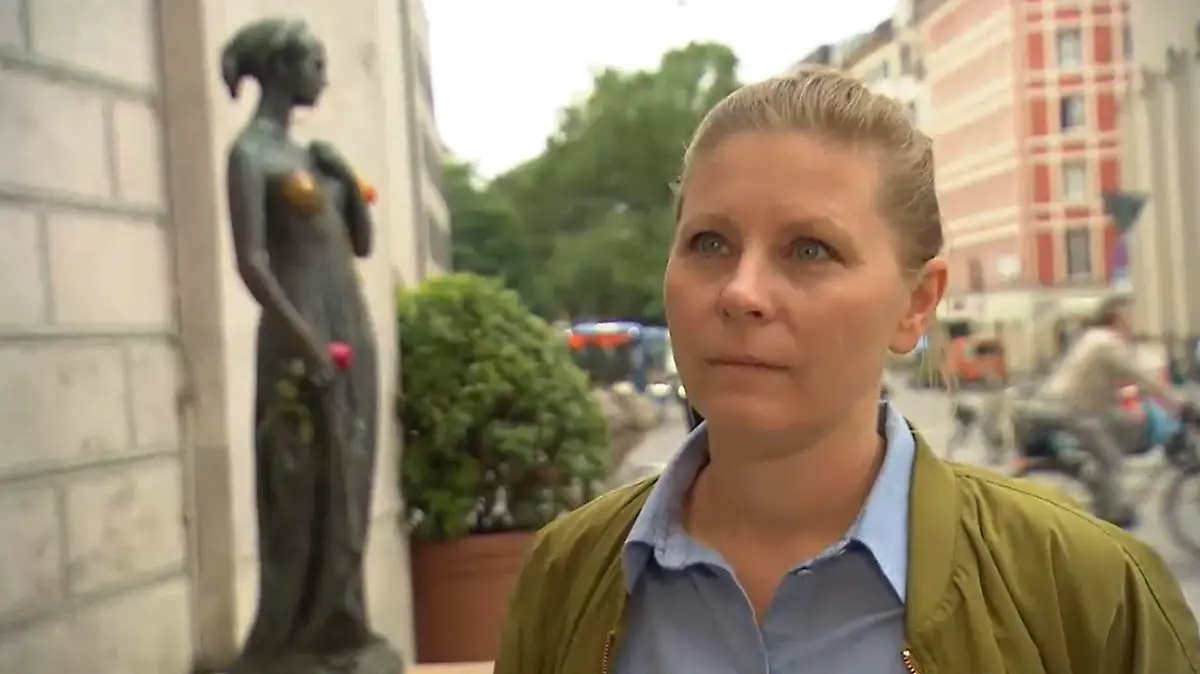 Marie Burneleit ist Stadträtin in München - sie wünscht sich neben der Julis-Statue einen Penis zum Reiben.