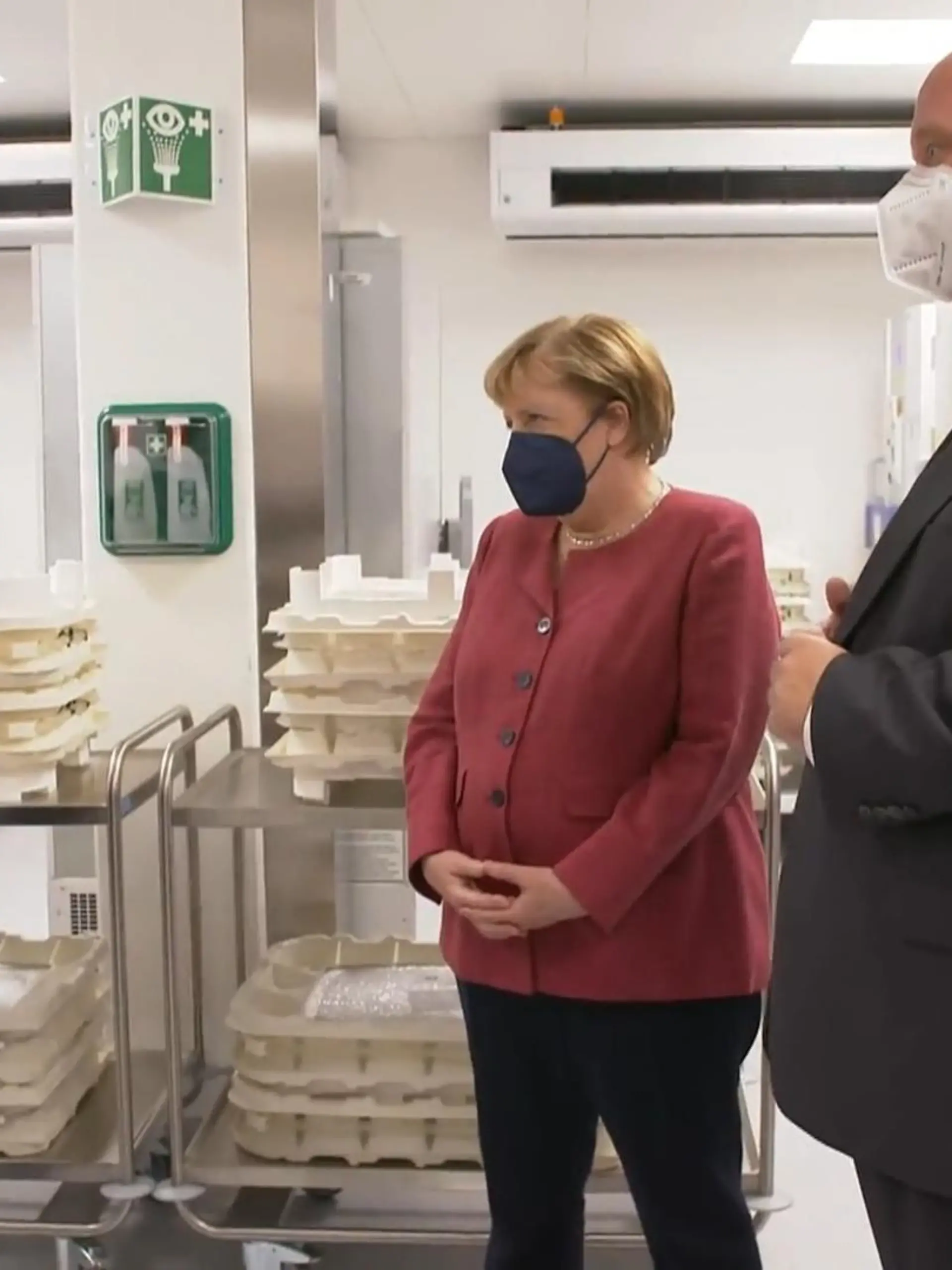 Es ist Wahlkampfzeit, denn die Bundestagswahl steht bald vor der Tür. Zeit auch für Bundeskanzlerin Angela Merkel in Hessen vorbei zu schauen unter anderem im Liebig-Museum in Gießen und im Biontech-Werk in Marburg. Es ist eine nette Abwechslung für die Kanzlerin, denn aktuell muss sie ordentlich Kritik einstecken wegen der gravierenden Situation in Afghanistan. Offensichtlich hat die Bundesregierung die Lage im Land völlig falsch eingeschätzt.