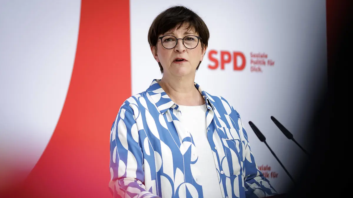 Saskia Esken, SPD-Vorsitzende, aufgenommen im Rahmen einer Pressekonferenz nach einer hybriden Sitzung des Praesidiums der SPD zu aktuellen Themen im Willy-Brandt-Haus in Berlin, 08.05.2023. Berlin Deutschland *** Saskia Esken, SPD chairwoman, recorded during a press conference after a hybrid meeting of the SPD presidium on current issues at the Willy Brandt Haus in Berlin, 08 05 2023 Berlin Germany Copyright: xJaninexSchmitz/photothek.dex