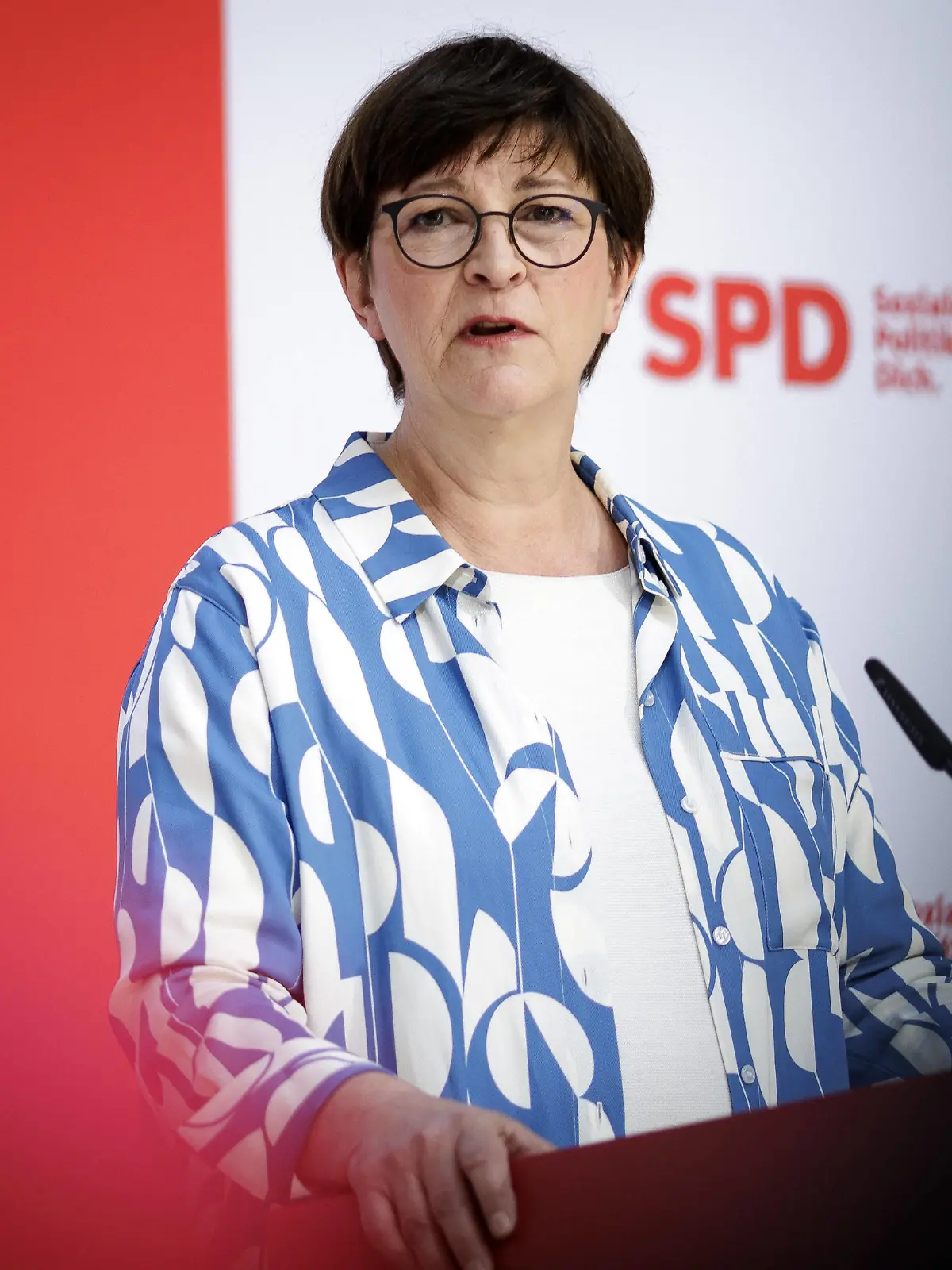 Saskia Esken, SPD-Vorsitzende, aufgenommen im Rahmen einer Pressekonferenz nach einer hybriden Sitzung des Praesidiums der SPD zu aktuellen Themen im Willy-Brandt-Haus in Berlin, 08.05.2023. Berlin Deutschland *** Saskia Esken, SPD chairwoman, recorded during a press conference after a hybrid meeting of the SPD presidium on current issues at the Willy Brandt Haus in Berlin, 08 05 2023 Berlin Germany Copyright: xJaninexSchmitz/photothek.dex