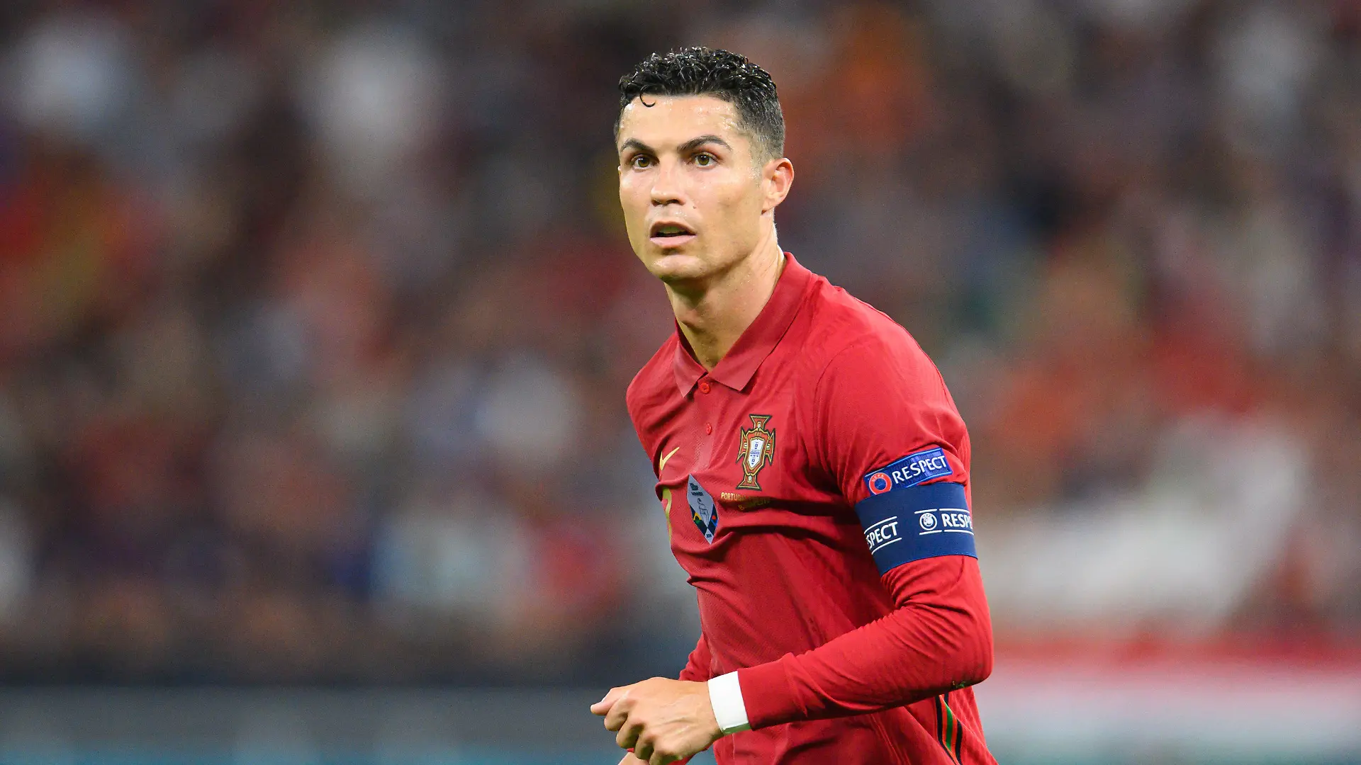 ARCHIV - 23.06.2021, Ungarn, Budapest: Fußball: EM, Portugal - Frankreich, Vorrunde, Gruppe F, 3. Spieltag, in der Puskás Arena. Portugals Cristiano Ronaldo steht auf dem Feld. (zu dpa "Unglücklicher Ronaldo bekommt ungewöhnlichen Korb aus Madrid") Foto: Robert Michael/dpa-Zentralbild/dpa +++ dpa-Bildfunk +++