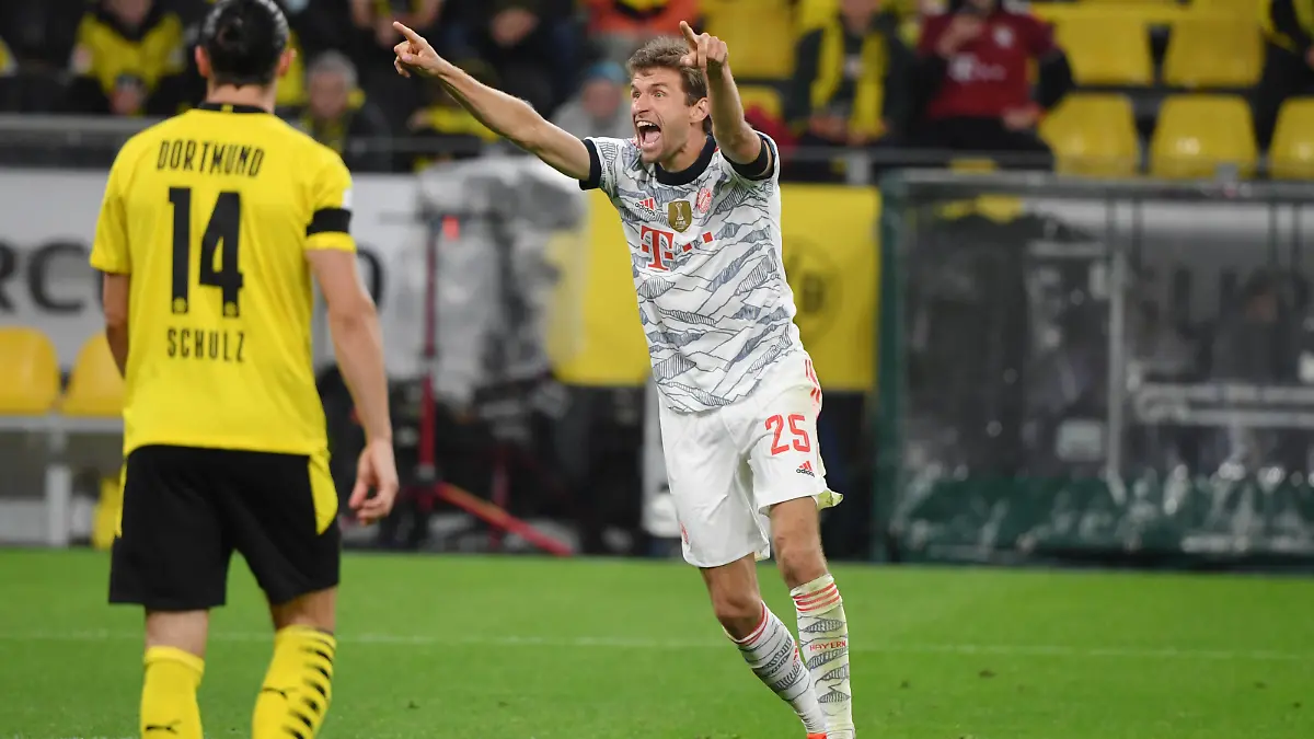  Jubel Thomas Müller Bayern Muenchen 17.08.2021, Fussball GER, Saison 2021 2022, 1. Bundesliga, Supercup 2021, Finale, Borussia Dortmund - FC Bayern München, Foto: Maik Hölter/TEAM2sportphoto ***DFL regulations prohibit any use of photographs as image sequences and/or quasi-video.*** Dortmund Nordrhein Westfalen Deutschland *** Cheer Thomas Müller Bayern Muenchen 17 08 2021, Football GER, Season 2021 2022, 1 Bundesliga, Supercup 2021, Final, Borussia Dortmund FC Bayern Munich, Photo Maik Hölter TEAM2sportphoto DFL regulations prohibit any use of photographs as image sequences and or quasi video Dortmund Nordrhein Westfalen Germany Team2