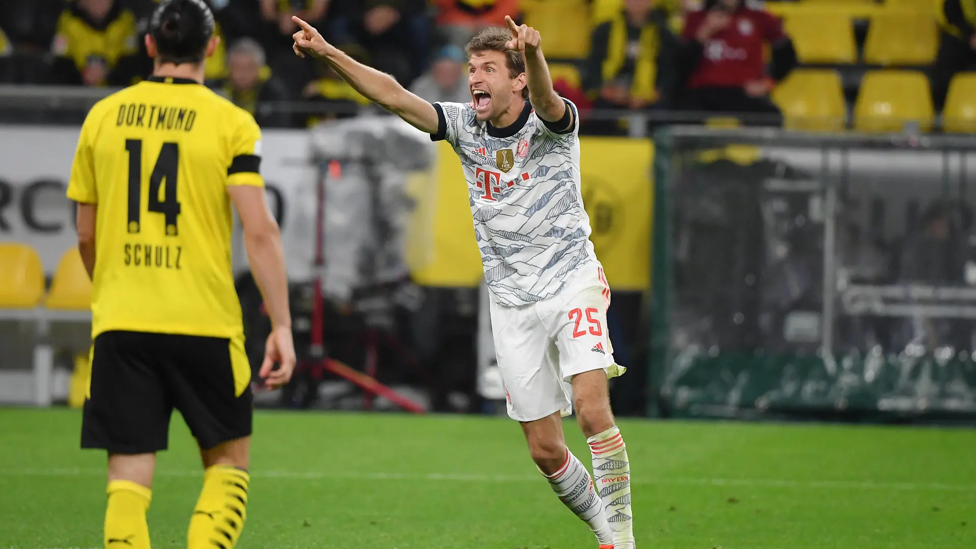 Jubel Thomas Müller Bayern Muenchen 17.08.2021, Fussball GER, Saison 2021 2022, 1. Bundesliga, Supercup 2021, Finale, Borussia Dortmund - FC Bayern München, Foto: Maik Hölter/TEAM2sportphoto ***DFL regulations prohibit any use of photographs as image sequences and/or quasi-video.*** Dortmund Nordrhein Westfalen Deutschland *** Cheer Thomas Müller Bayern Muenchen 17 08 2021, Football GER, Season 2021 2022, 1 Bundesliga, Supercup 2021, Final, Borussia Dortmund FC Bayern Munich, Photo Maik Hölter TEAM2sportphoto DFL regulations prohibit any use of photographs as image sequences and or quasi video Dortmund Nordrhein Westfalen Germany Team2