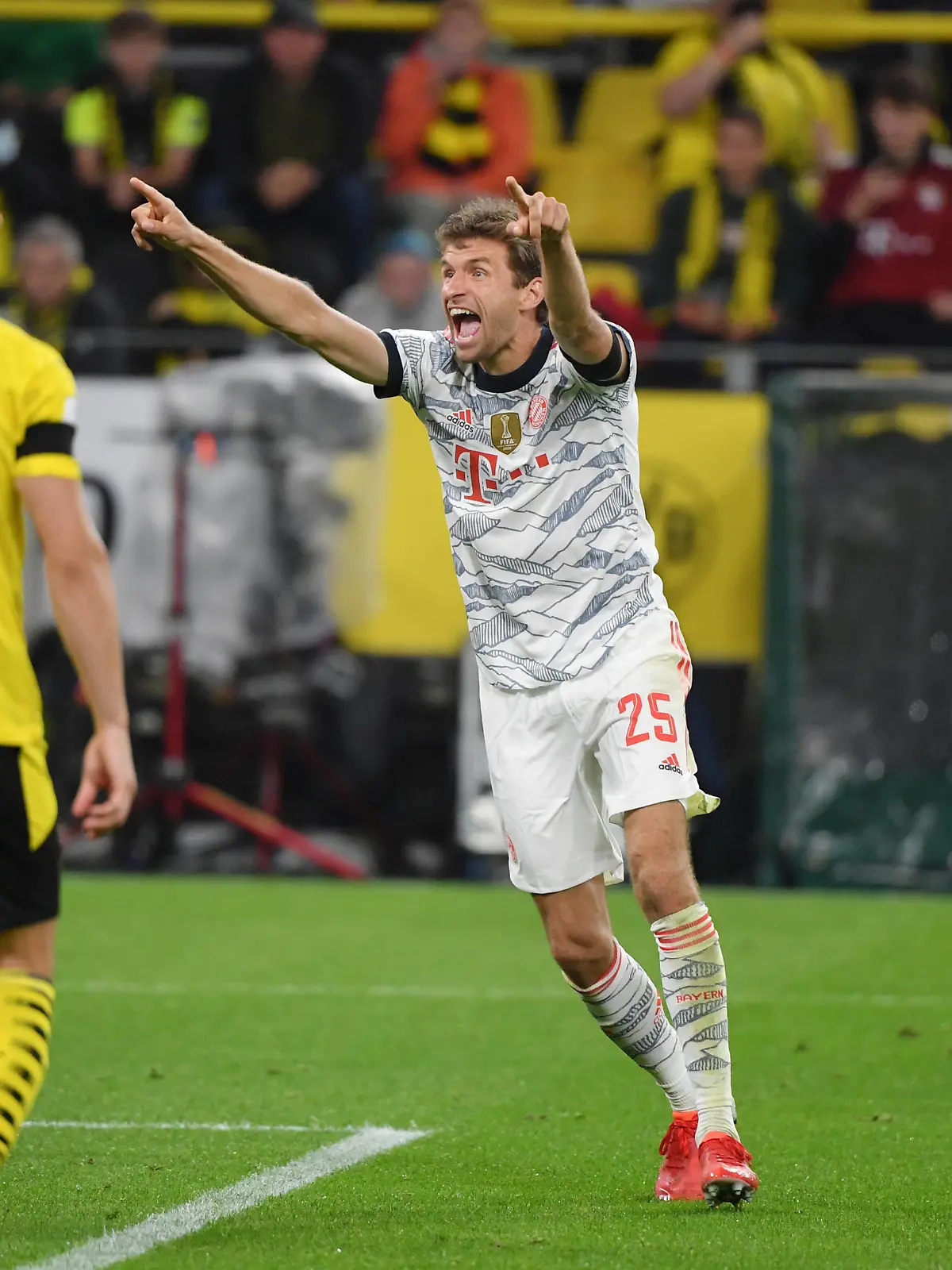  Jubel Thomas Müller Bayern Muenchen 17.08.2021, Fussball GER, Saison 2021 2022, 1. Bundesliga, Supercup 2021, Finale, Borussia Dortmund - FC Bayern München, Foto: Maik Hölter/TEAM2sportphoto ***DFL regulations prohibit any use of photographs as image sequences and/or quasi-video.*** Dortmund Nordrhein Westfalen Deutschland *** Cheer Thomas Müller Bayern Muenchen 17 08 2021, Football GER, Season 2021 2022, 1 Bundesliga, Supercup 2021, Final, Borussia Dortmund FC Bayern Munich, Photo Maik Hölter TEAM2sportphoto DFL regulations prohibit any use of photographs as image sequences and or quasi video Dortmund Nordrhein Westfalen Germany Team2