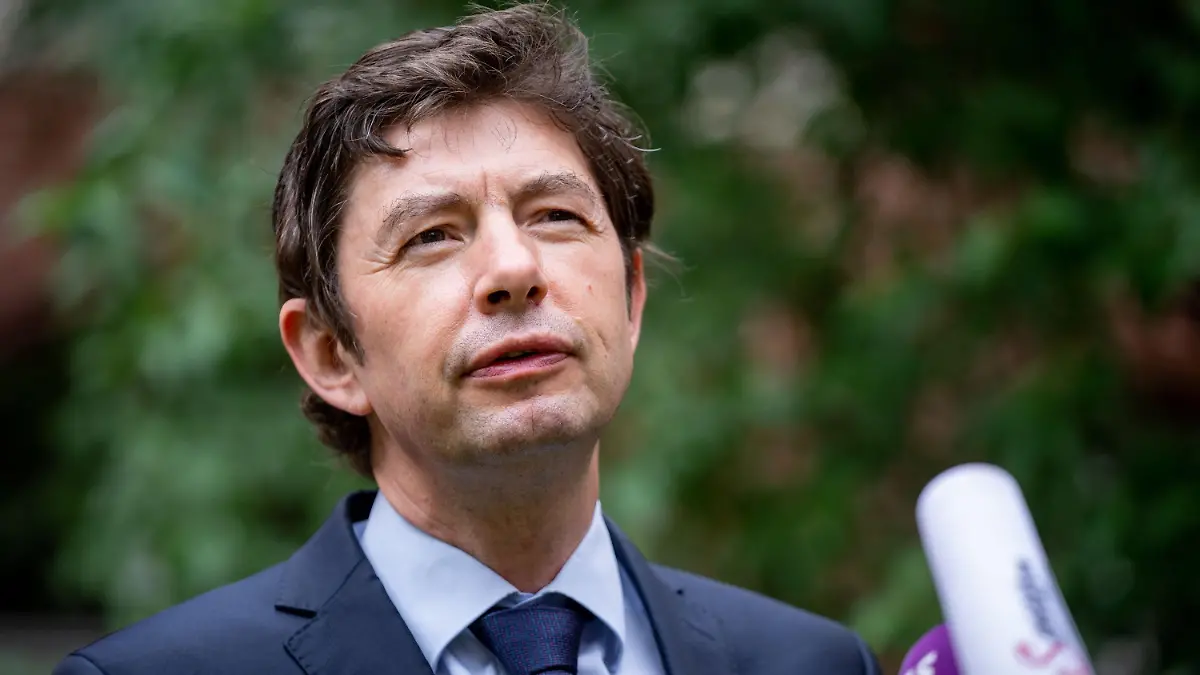ARCHIV - 22.06.2021, Berlin: Christian Drosten, Direktor des Instituts für Virologie an der Charité, gibt nach einem Treffen mit dem österreichischen Kanzler Kurz auf dem Gelände der Charite ein Pressestatement. Ungeimpften Erwachsenen steht nach Ansicht des Berliner Virologen Christian Drosten ein schwieriger Herbst und Winter bevor. (zu dpa «Drosten: Delta unterstreicht Impf-Notwendigkeit für jeden Einzelnen») Foto: Kay Nietfeld/dpa +++ dpa-Bildfunk +++