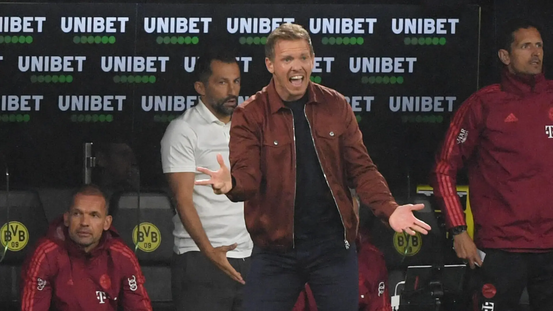 Trainer Julian Nagelsmann FC Bayern Muenchen, dahinter Sportdirektor Hasan Salihamidzic Bayern Muenchen 17.08.2021, Fussball GER, Saison 2021 2022, 1. Bundesliga, Supercup 2021, Finale, Borussia Dortmund - FC Bayern München, Foto: Maik Hölter/TEAM2sportphoto ***DFL regulations prohibit any use of photographs as image sequences and/or quasi-video.*** Dortmund Nordrhein Westfalen Deutschland *** Coach Julian Nagelsmann FC Bayern Muenchen , behind him sports director Hasan Salihamidzic Bayern Muenchen 17 08 2021, Football GER, Season 2021 2022, 1 Bundesliga, Supercup 2021, Final, Borussia Dortmund FC Bayern Munich, Photo Maik Hölter TEAM2sportphoto DFL regulations prohibit any use of photographs as image sequences and or quasi video Dortmund Nordrhein Westfalen Germany Team2
