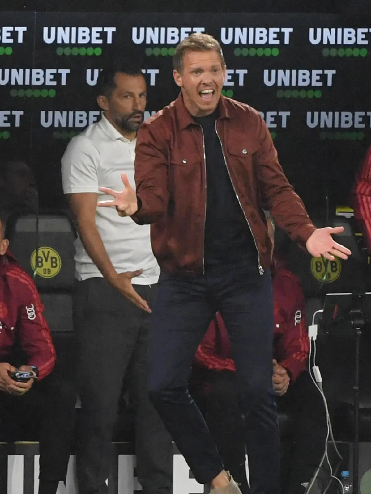 Trainer Julian Nagelsmann FC Bayern Muenchen, dahinter Sportdirektor Hasan Salihamidzic Bayern Muenchen 17.08.2021, Fussball GER, Saison 2021 2022, 1. Bundesliga, Supercup 2021, Finale, Borussia Dortmund - FC Bayern München, Foto: Maik Hölter/TEAM2sportphoto ***DFL regulations prohibit any use of photographs as image sequences and/or quasi-video.*** Dortmund Nordrhein Westfalen Deutschland *** Coach Julian Nagelsmann FC Bayern Muenchen , behind him sports director Hasan Salihamidzic Bayern Muenchen 17 08 2021, Football GER, Season 2021 2022, 1 Bundesliga, Supercup 2021, Final, Borussia Dortmund FC Bayern Munich, Photo Maik Hölter TEAM2sportphoto DFL regulations prohibit any use of photographs as image sequences and or quasi video Dortmund Nordrhein Westfalen Germany Team2 