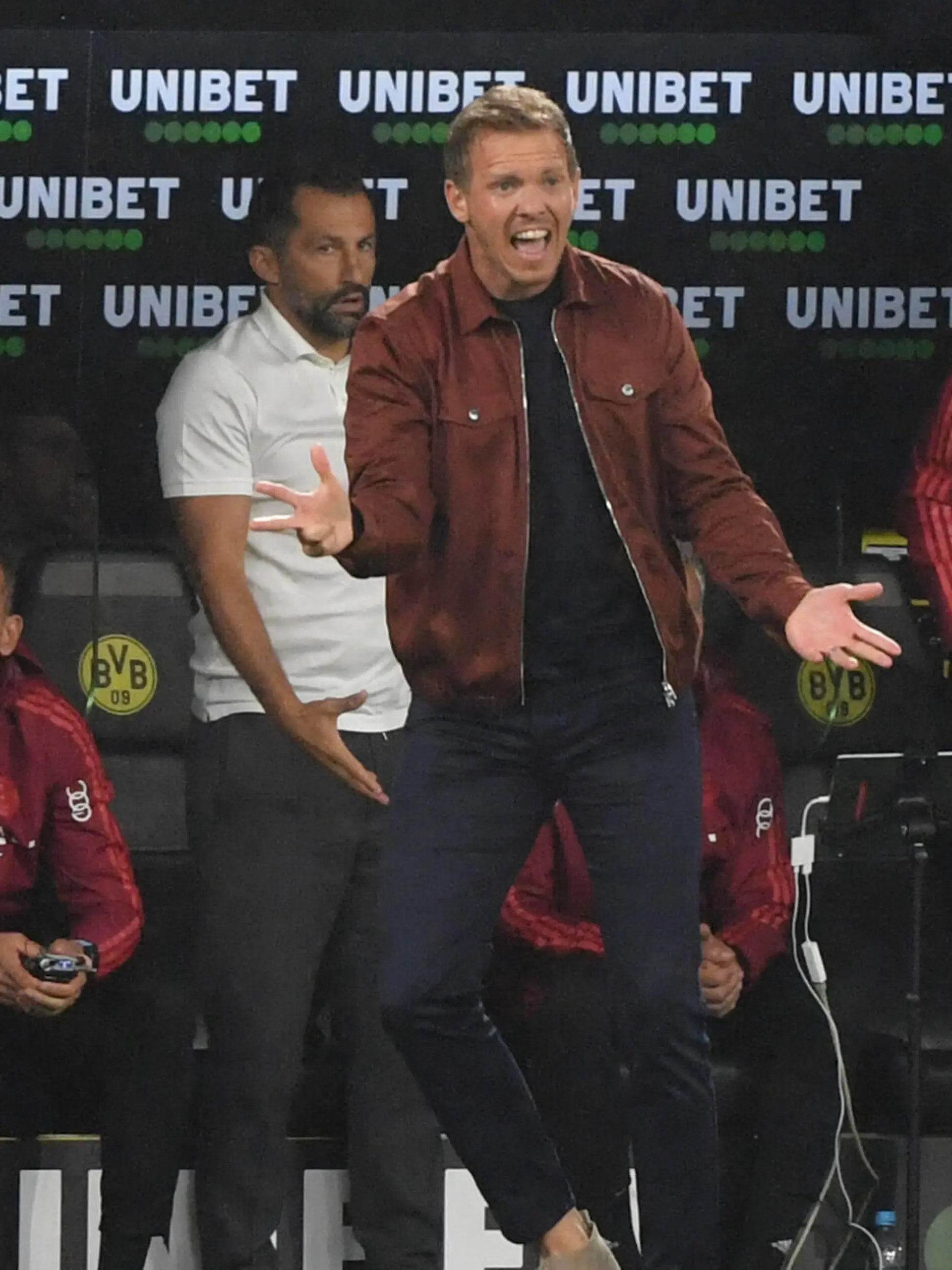 Trainer Julian Nagelsmann FC Bayern Muenchen, dahinter Sportdirektor Hasan Salihamidzic Bayern Muenchen 17.08.2021, Fussball GER, Saison 2021 2022, 1. Bundesliga, Supercup 2021, Finale, Borussia Dortmund - FC Bayern München, Foto: Maik Hölter/TEAM2sportphoto ***DFL regulations prohibit any use of photographs as image sequences and/or quasi-video.*** Dortmund Nordrhein Westfalen Deutschland *** Coach Julian Nagelsmann FC Bayern Muenchen , behind him sports director Hasan Salihamidzic Bayern Muenchen 17 08 2021, Football GER, Season 2021 2022, 1 Bundesliga, Supercup 2021, Final, Borussia Dortmund FC Bayern Munich, Photo Maik Hölter TEAM2sportphoto DFL regulations prohibit any use of photographs as image sequences and or quasi video Dortmund Nordrhein Westfalen Germany Team2 