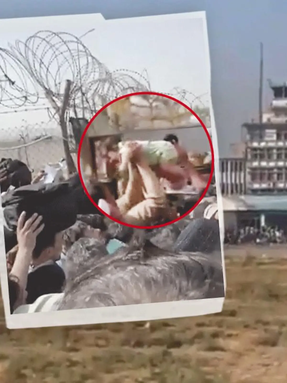Eltern in Kabul geben ihre Kinder ab, ohne zu wissen, ob sie sie wiedersehen werden.